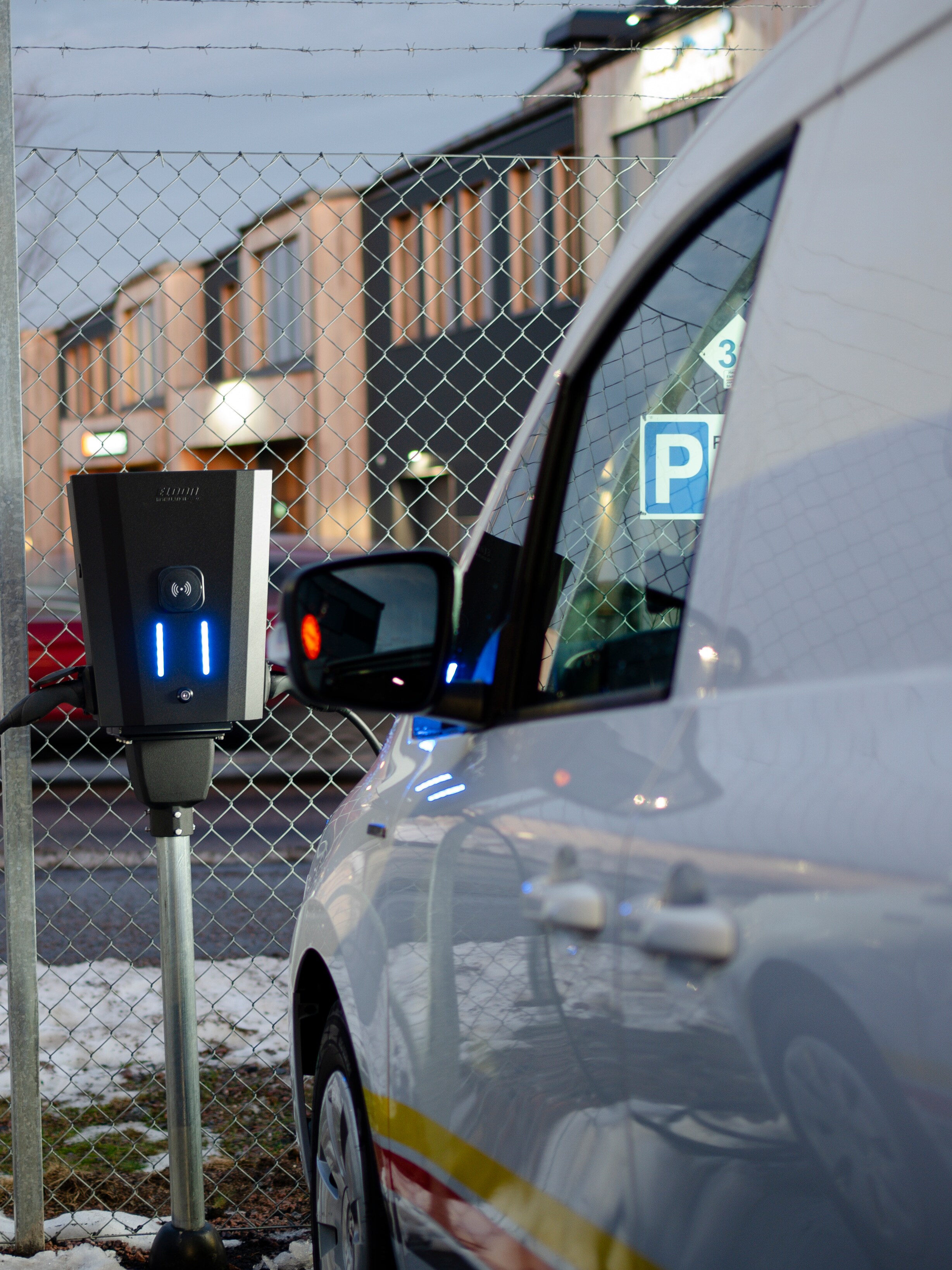 En Mercedes-Benz eCitan som laddas