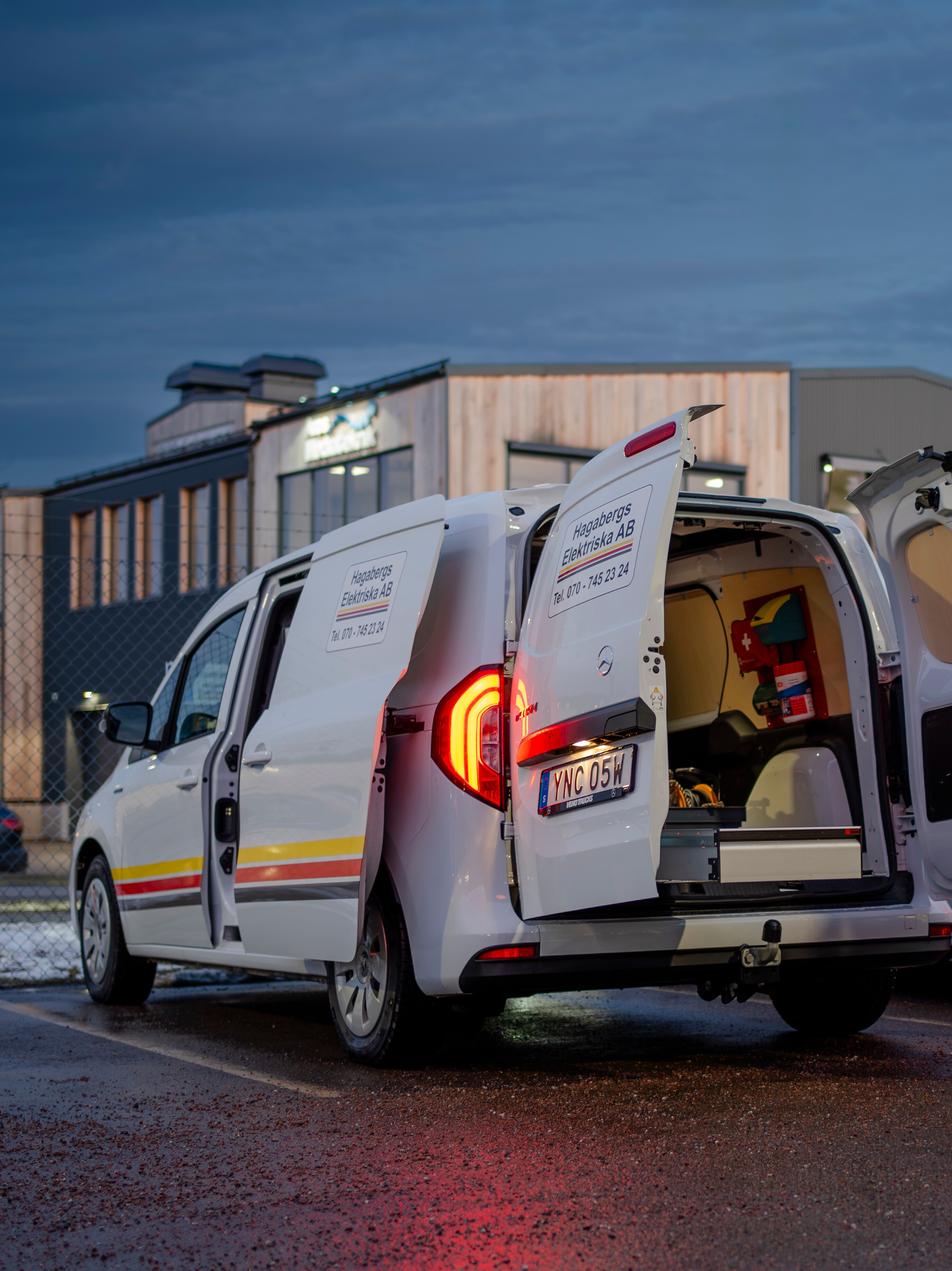 En vit Mercedes-Benz eCitan från Hagabers El som lastas