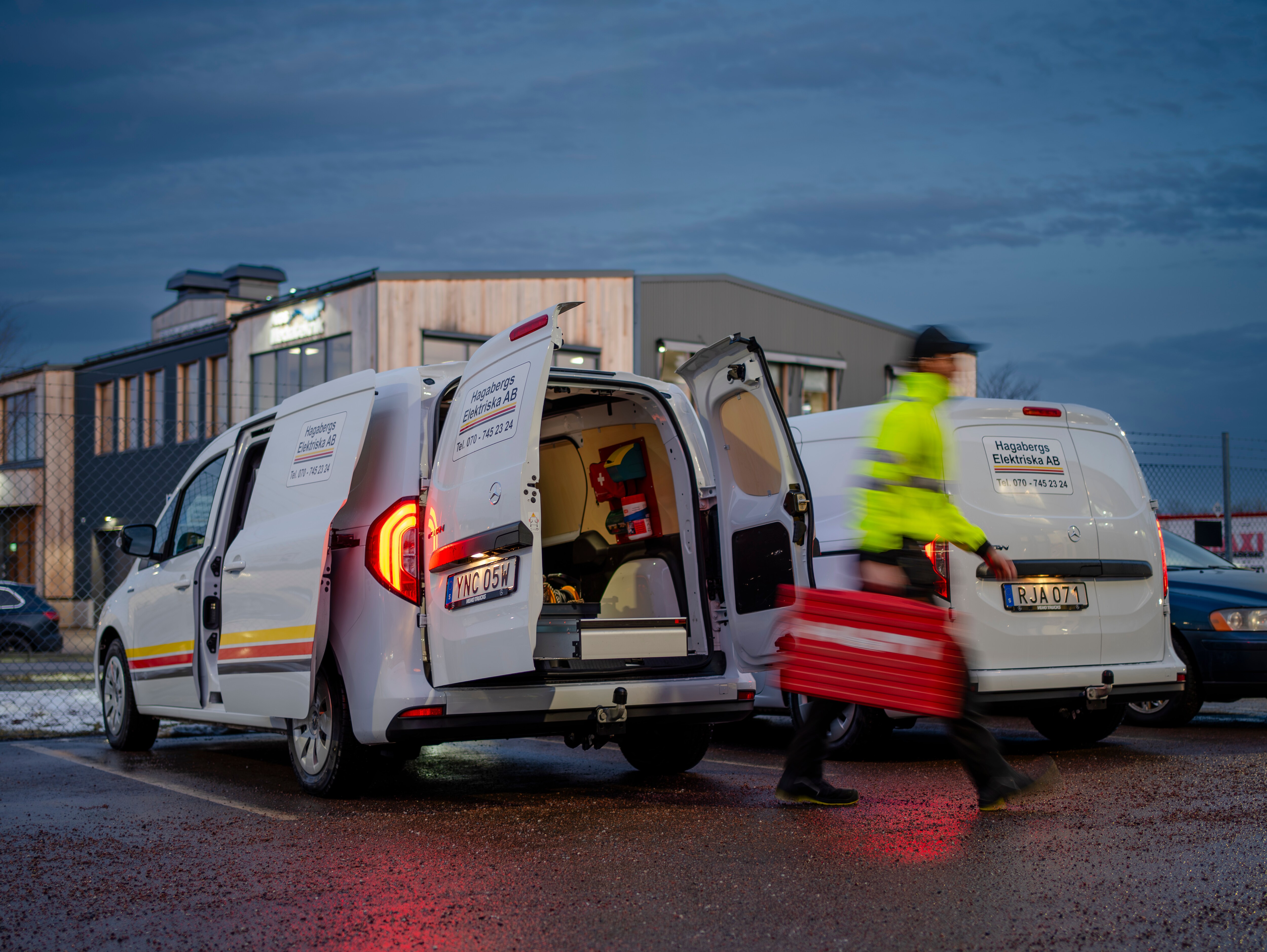 En vit Mercedes-Benz eCitan från Hagabers El som lastas