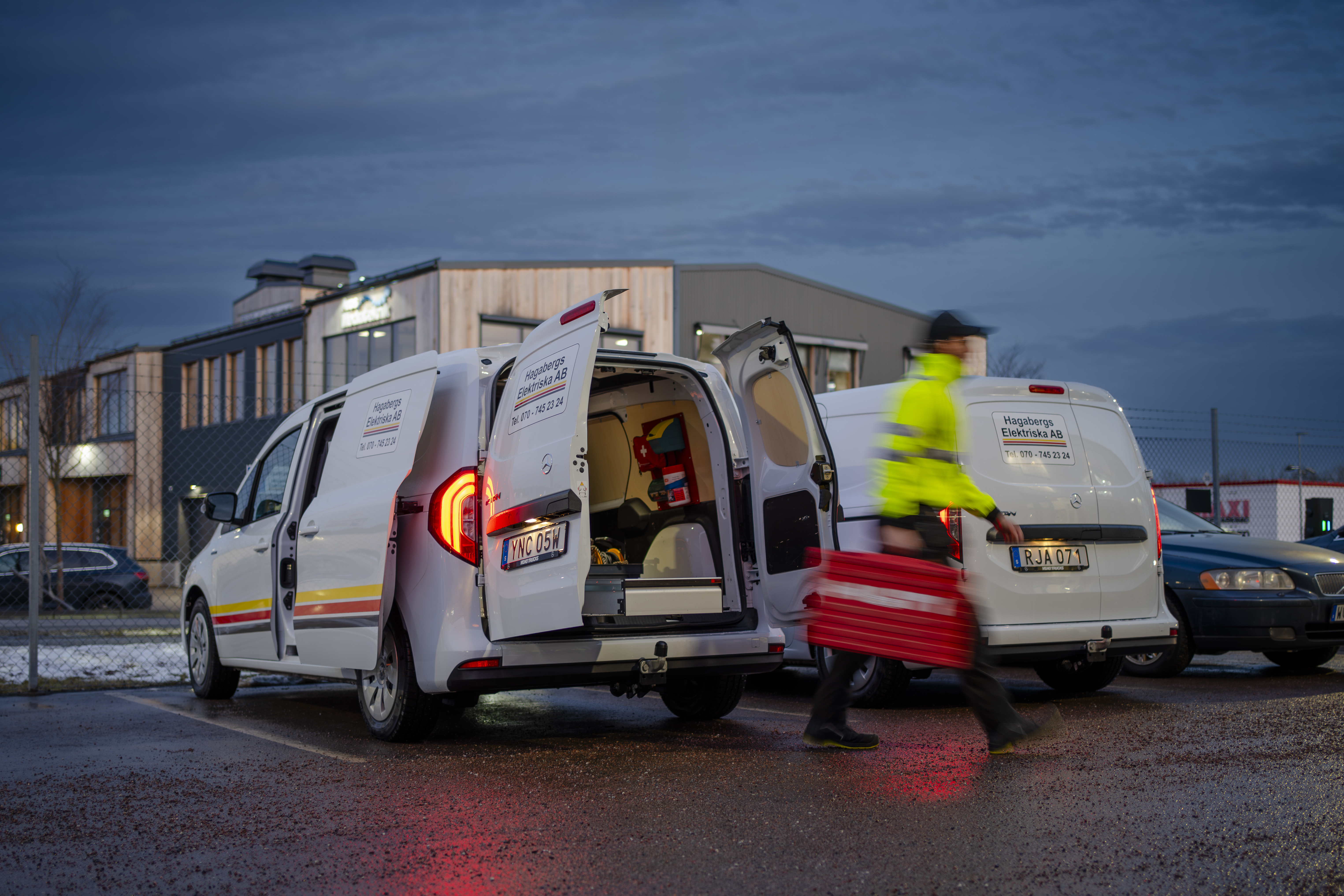 Hagabergs El | Mercedes-Benz Transportbilar En vit Mercedes-Benz eCitan från Hagabers El som lastas