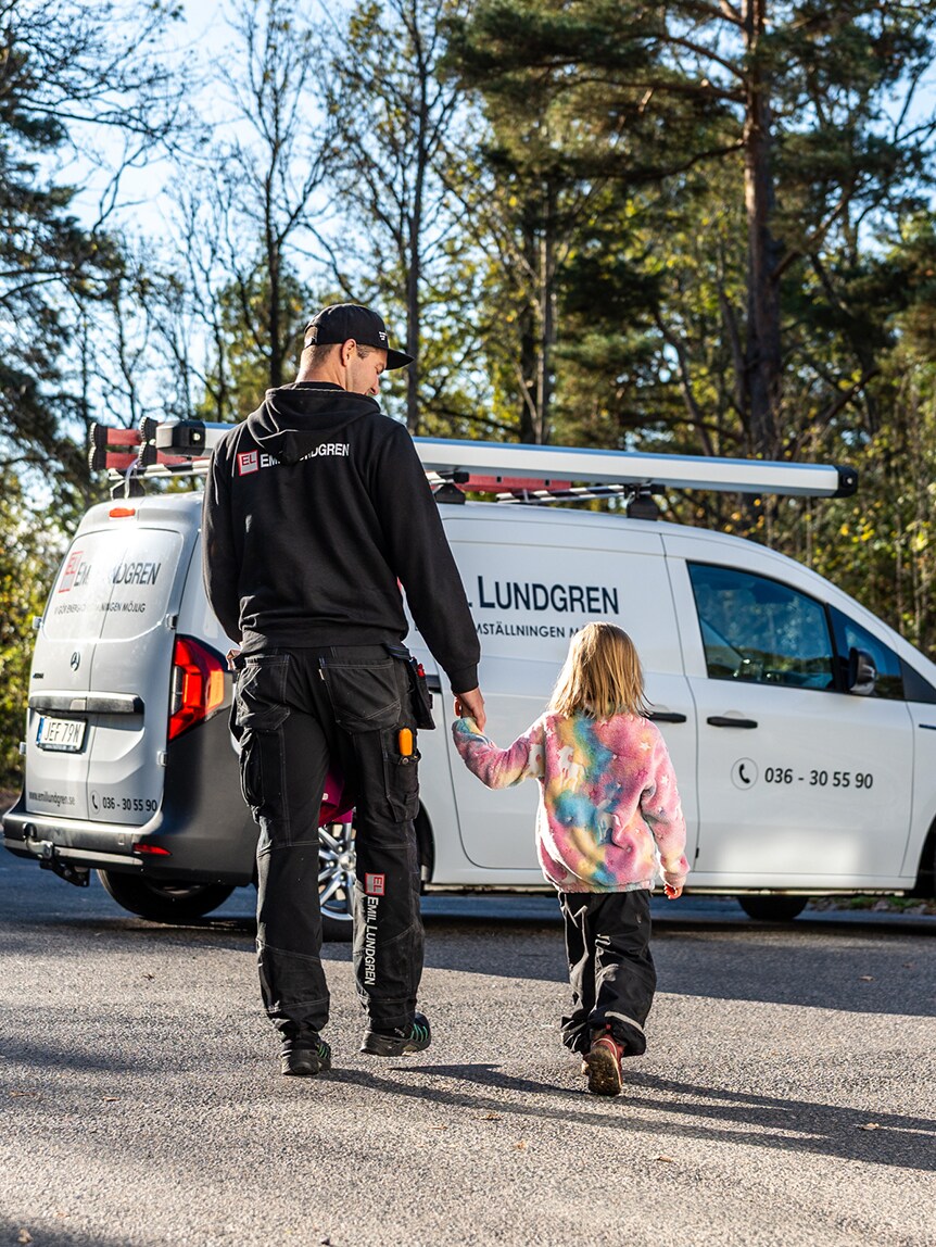 Anställd från Emil Lundgren framför Mercedes-Benz eCitan med sin dotter