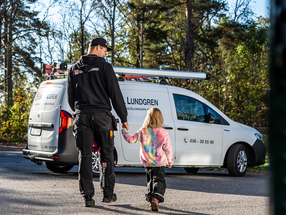 En anställd från Emil Lundgren med dotter framför en Mercedes-Benz eCitan