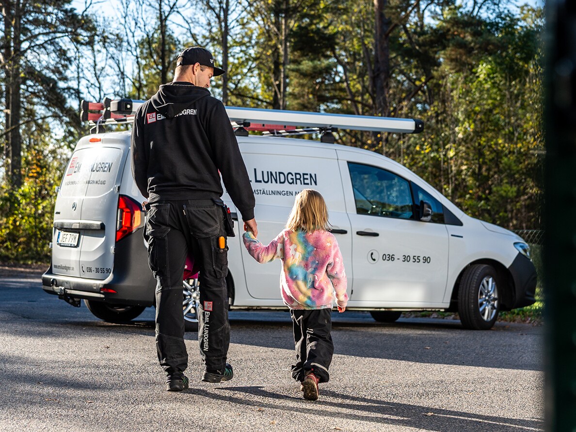 Anställd från Emil Lundgren framför Mercedes-Benz eCitan med sin dotter