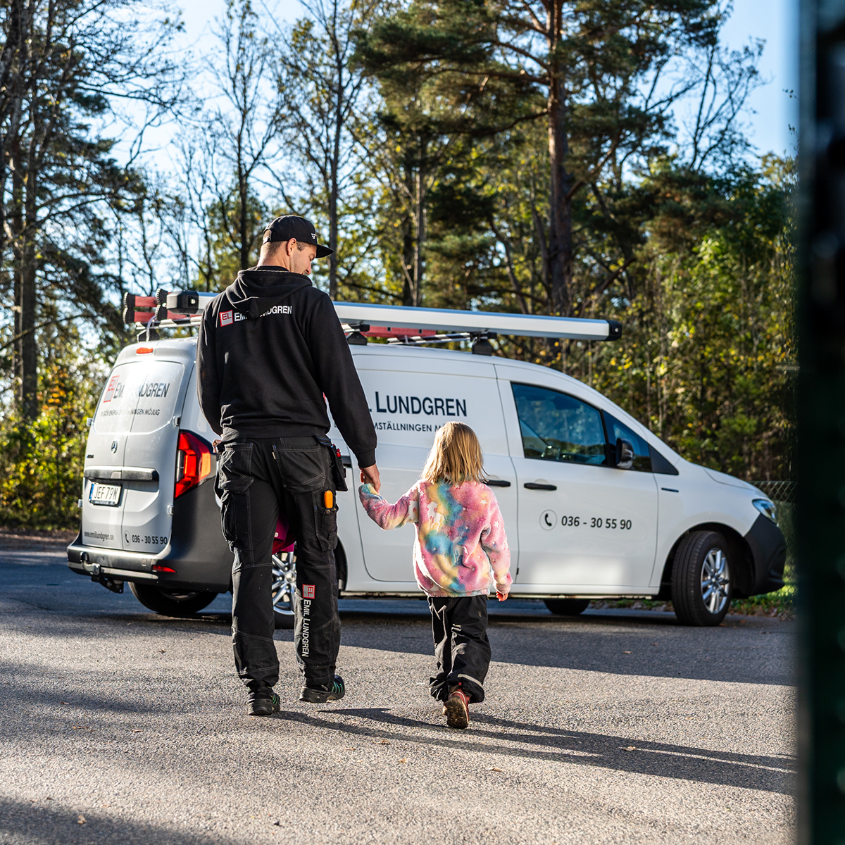 Emil Lundgren | Företag och kunder | Mercedes-Benz Transportbilar Anställd från Emil Lundgren framför Mercedes-Benz eCitan med sin dotter
