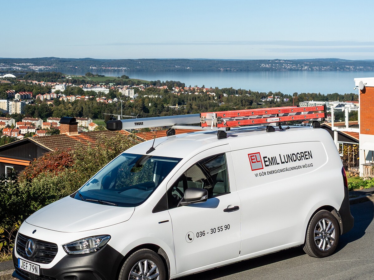 En Mercedes-Benz eCitan från Emil Lundgren med sjö i bakgrunden