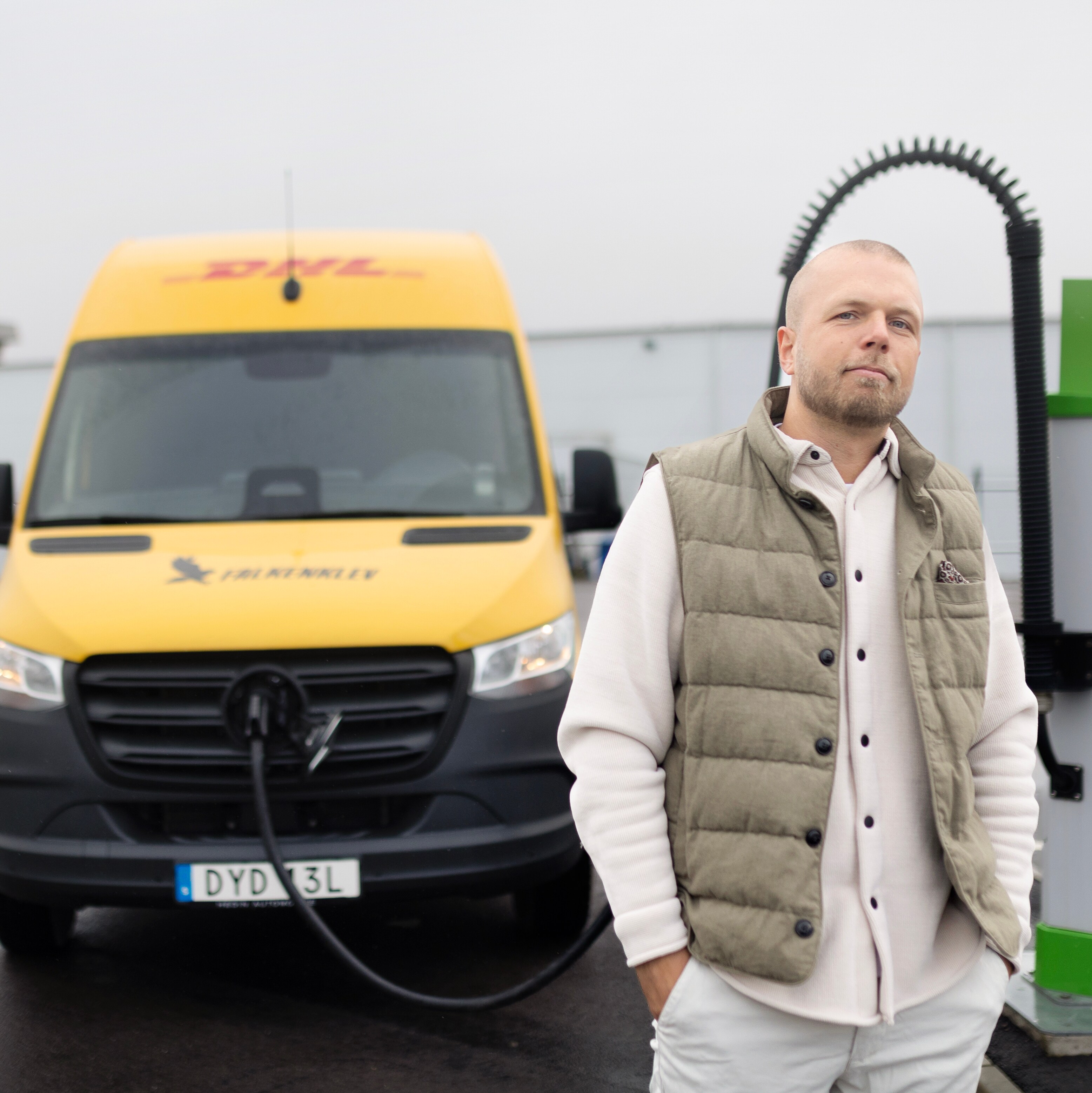 eSprinter från Mercedes-Benz står tillsammans med personal från Falkenklev