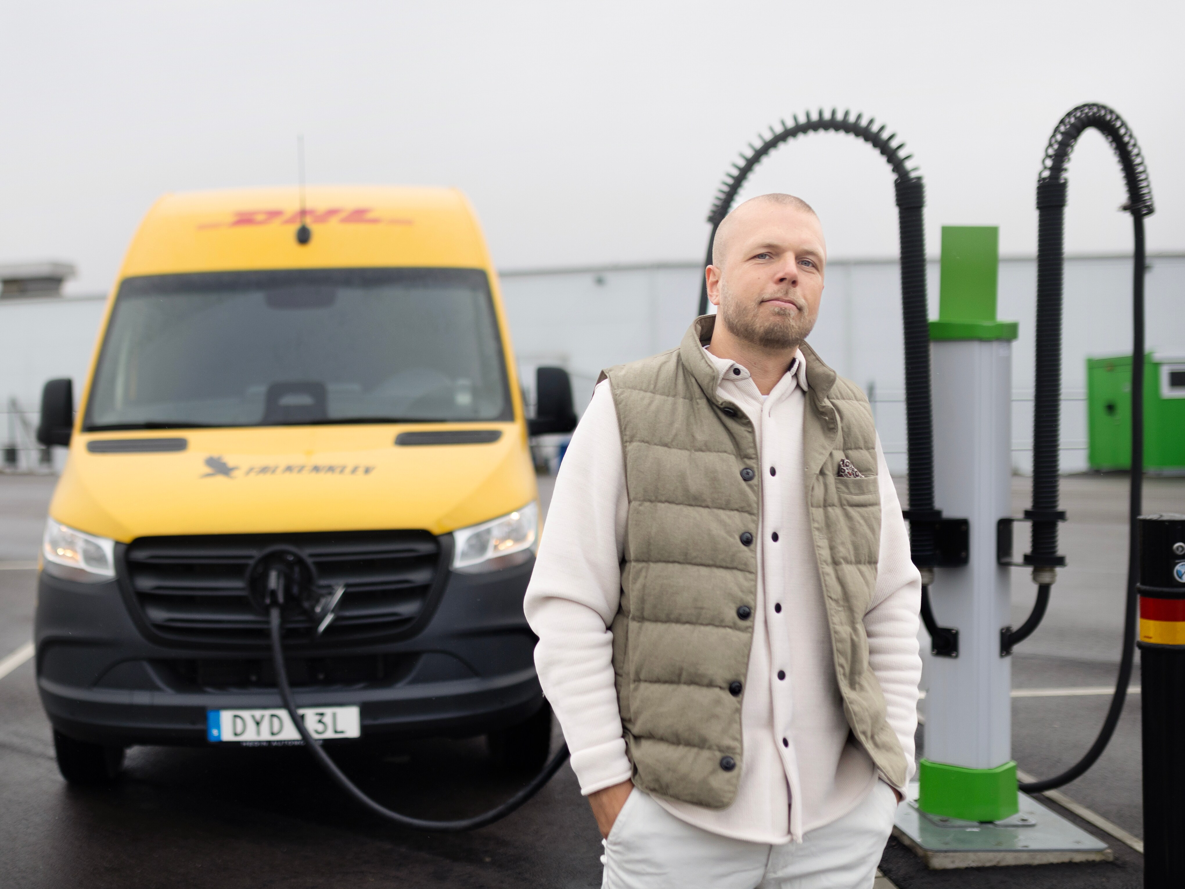 En Mercedes-Benz eSprinter som laddas