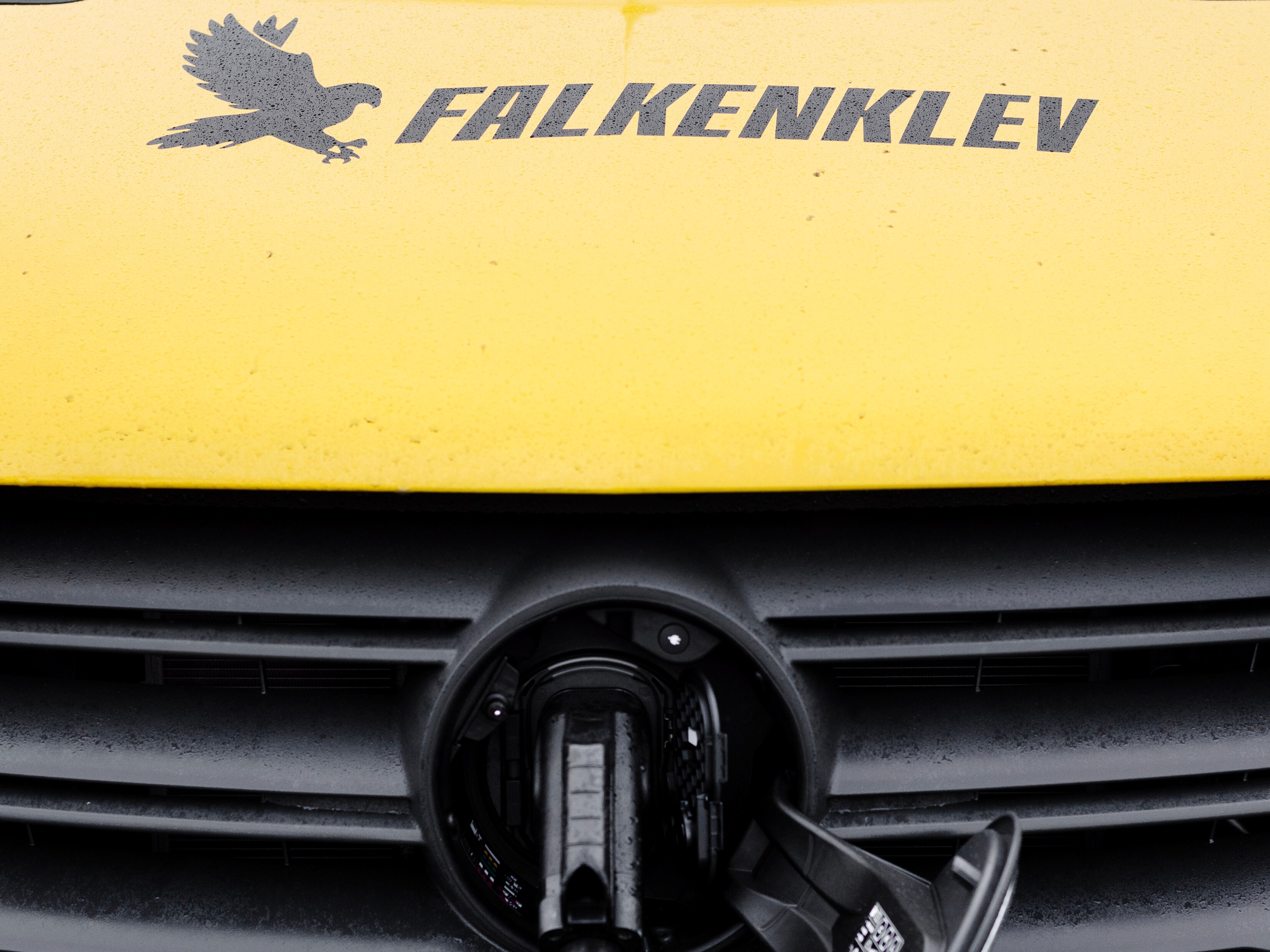 En gul Mercedes-Benz eSprinter från Falkenklev Logistik som laddas