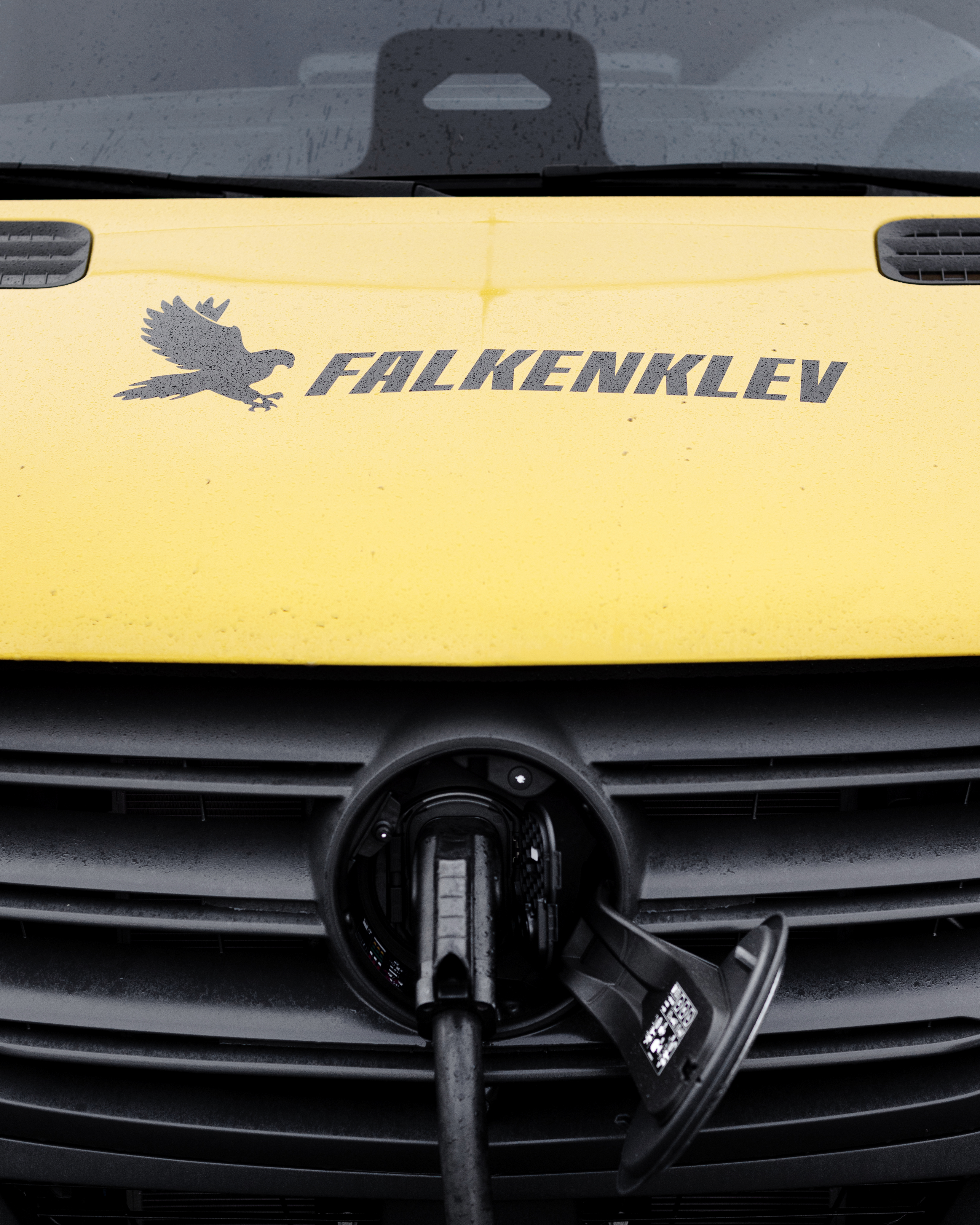 Falkenklev Logistik | Mercedes-Benz Transportbilar En gul Mercedes-Benz eSprinter från Falkenklev Logistik som laddas