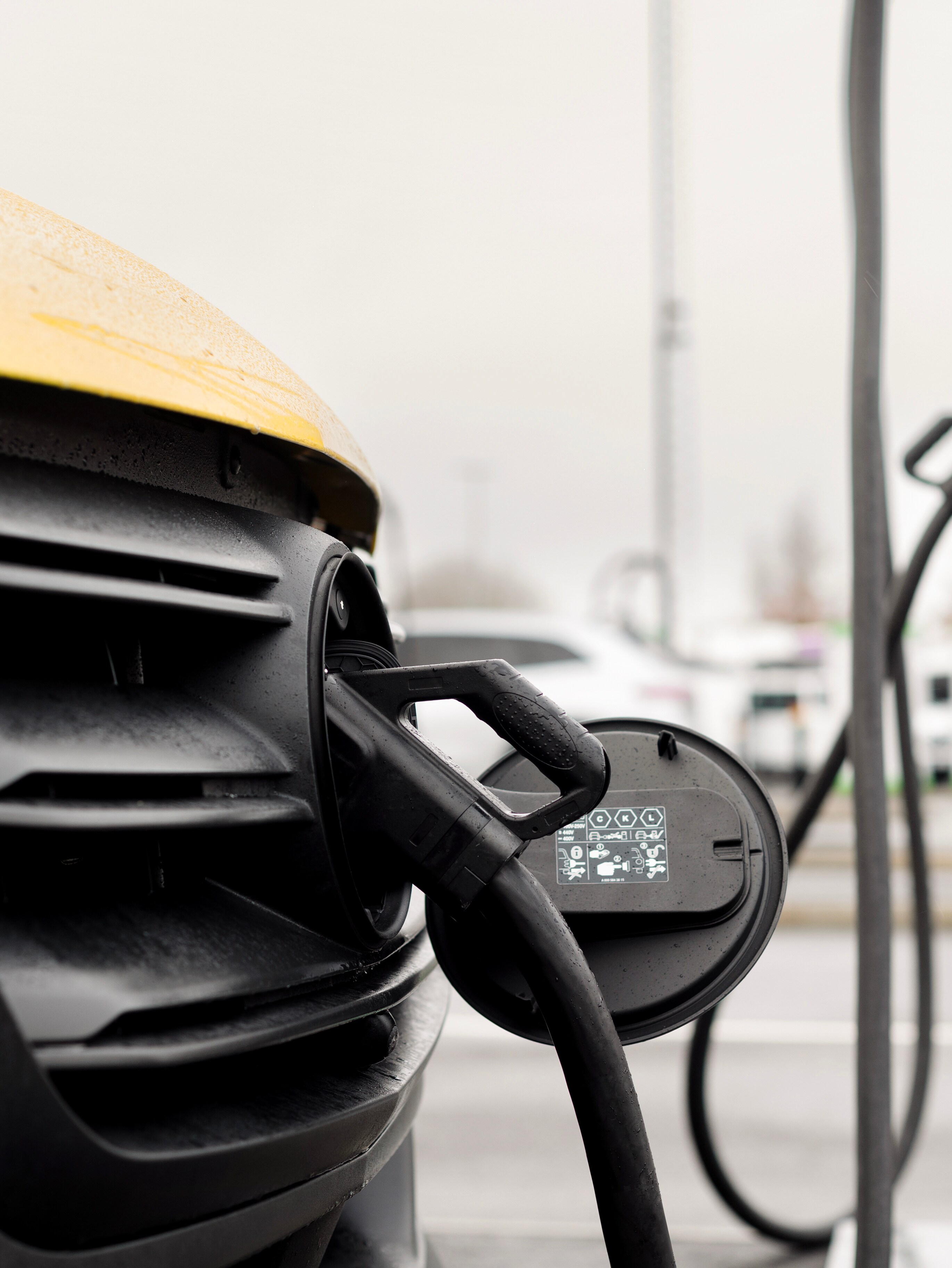 En Mercedes-Benz eSprinter som laddas hos Falkenklev Logistik