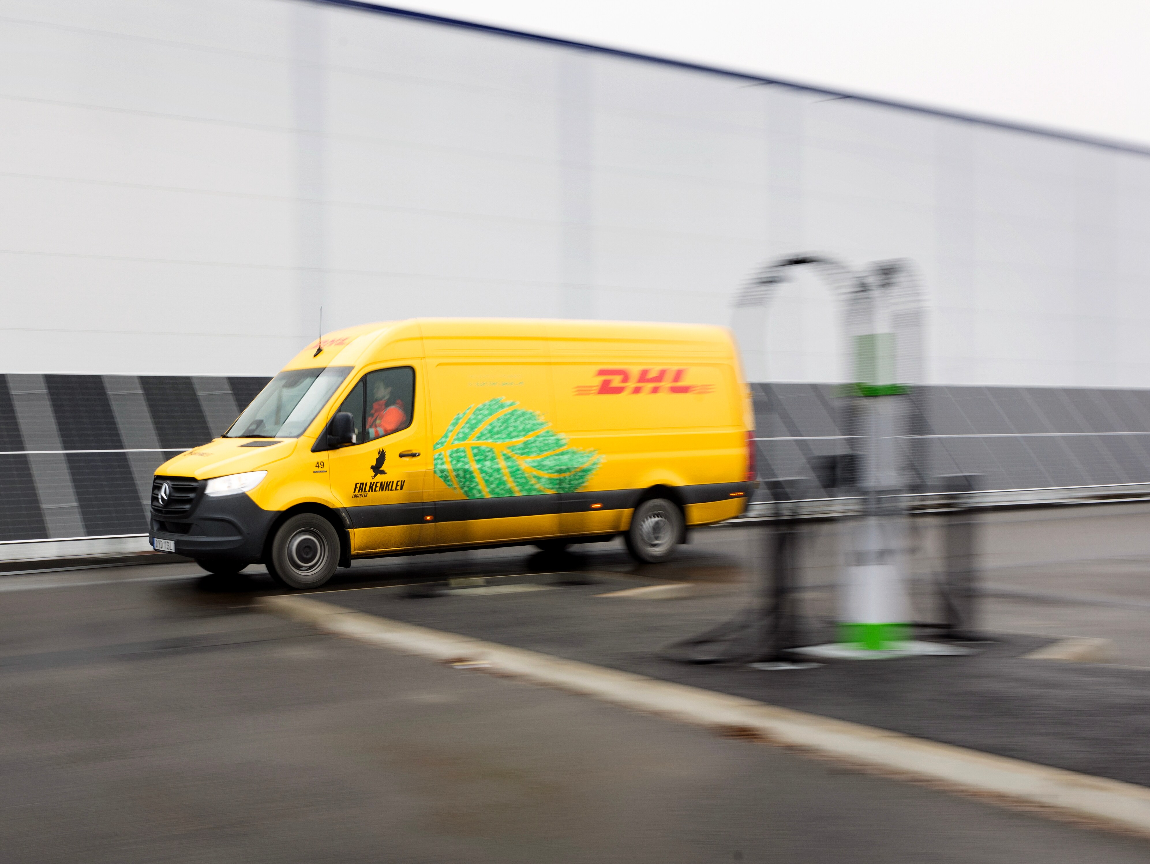 En gul Mercedes-Benz eSprinter från Falkenklev som kör