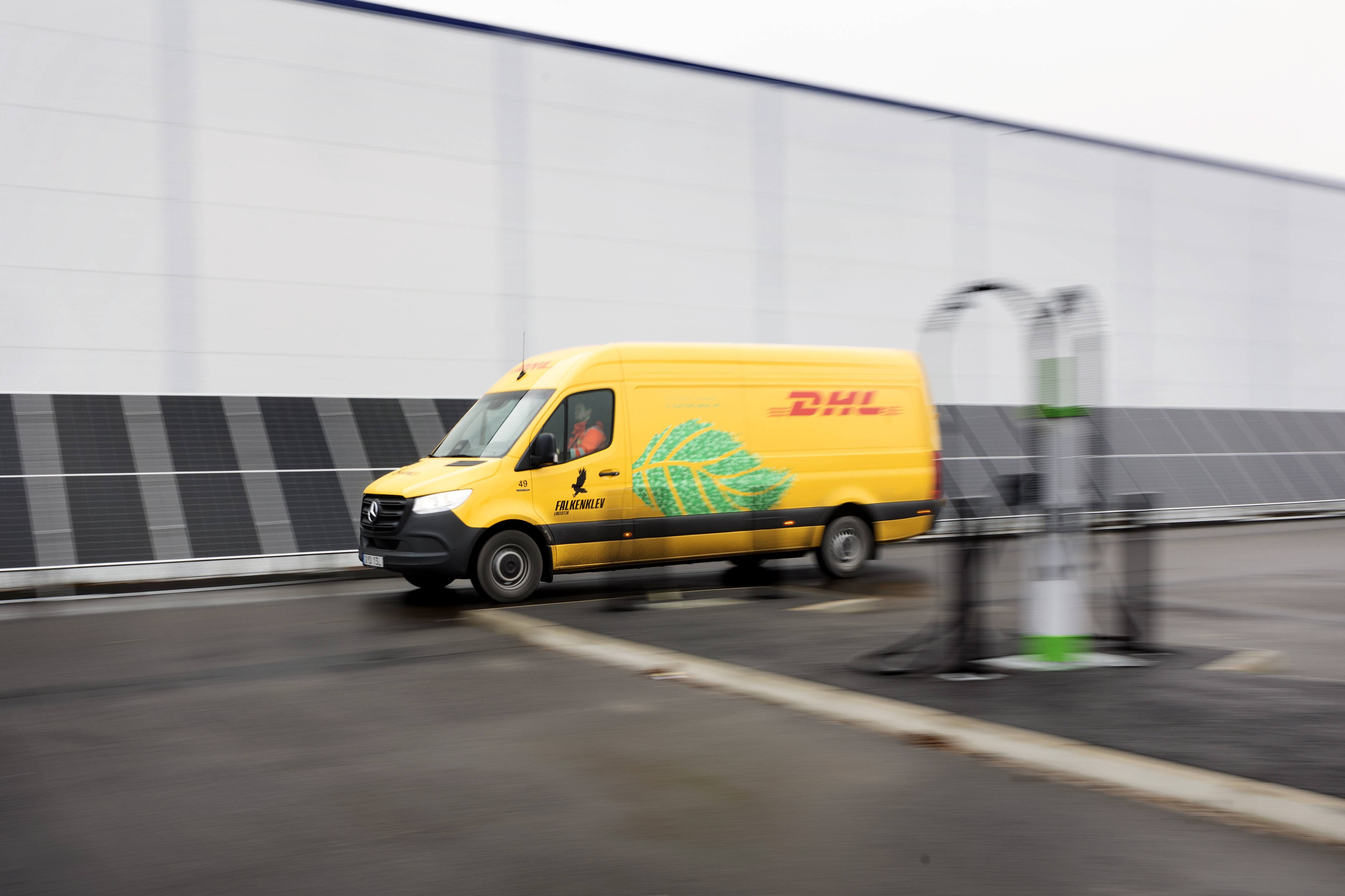 Falkenklev Logistik | Mercedes-Benz Transportbilar En gul Mercedes-Benz eSprinter från Falkenklev som kör