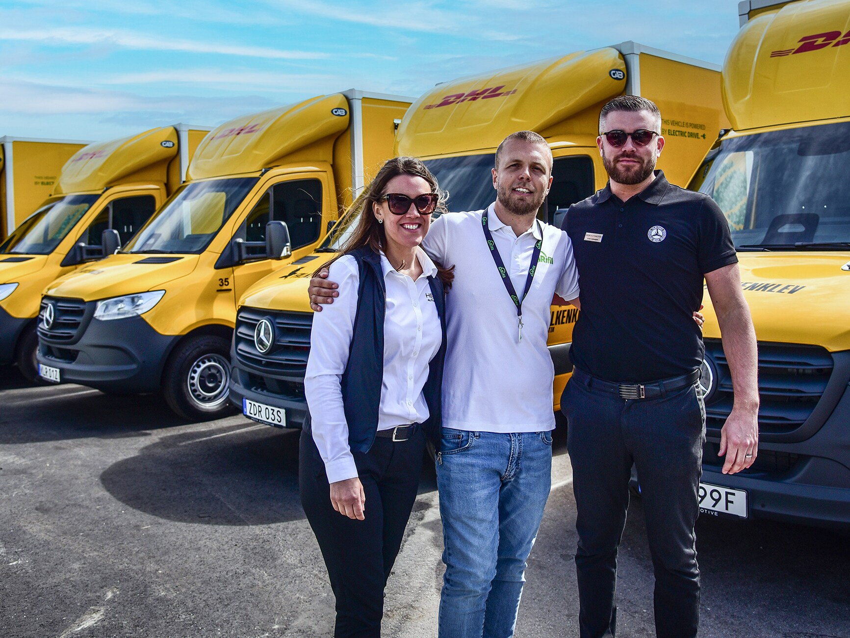 Personal från Falkenklev står framför nya Mercedes-Benz eSprinter.