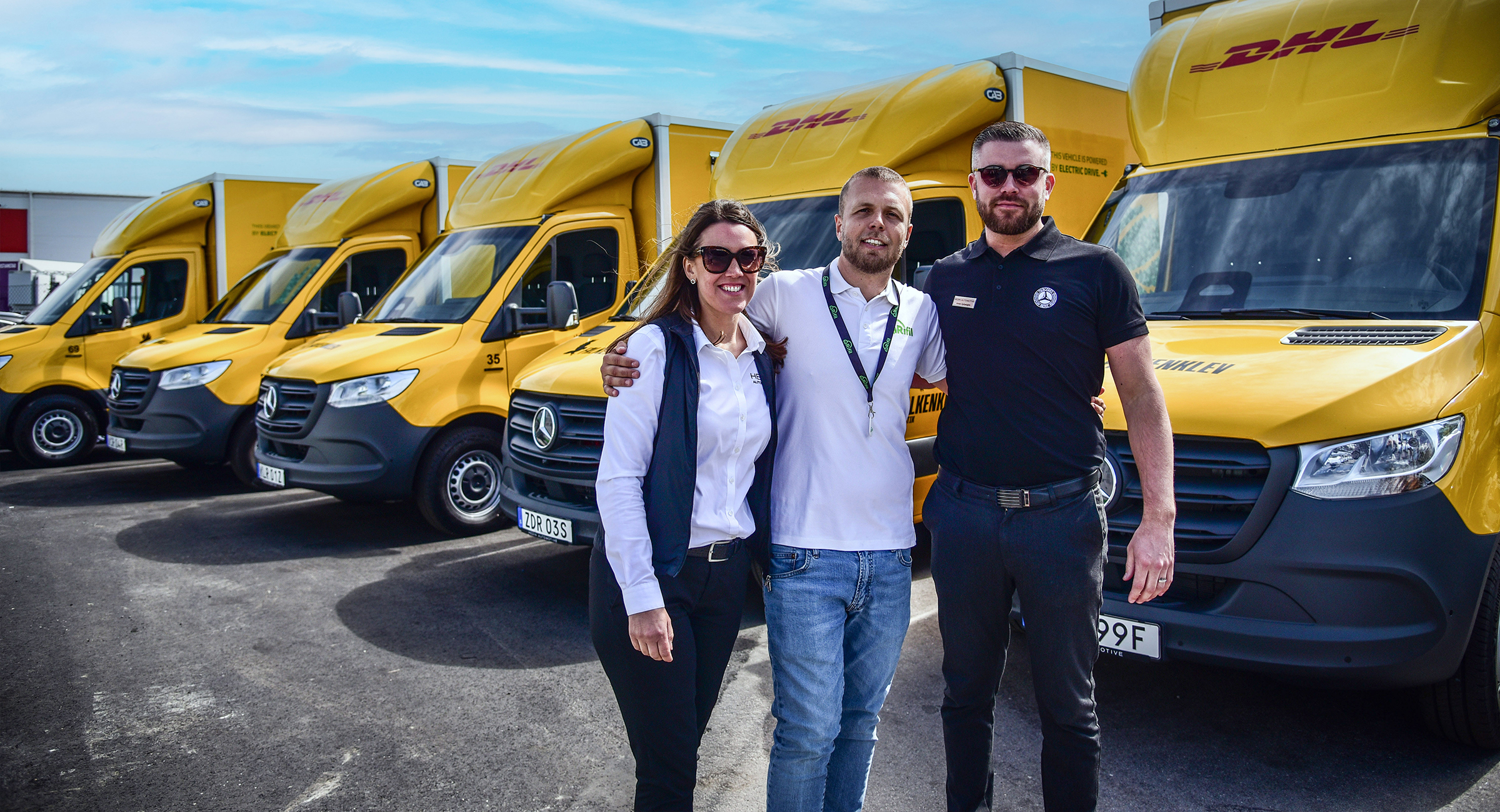 Kundberättelser | Mercedes-Benz Transportbilar Personal från Falkenklev står framför nya Mercedes-Benz eSprinter.