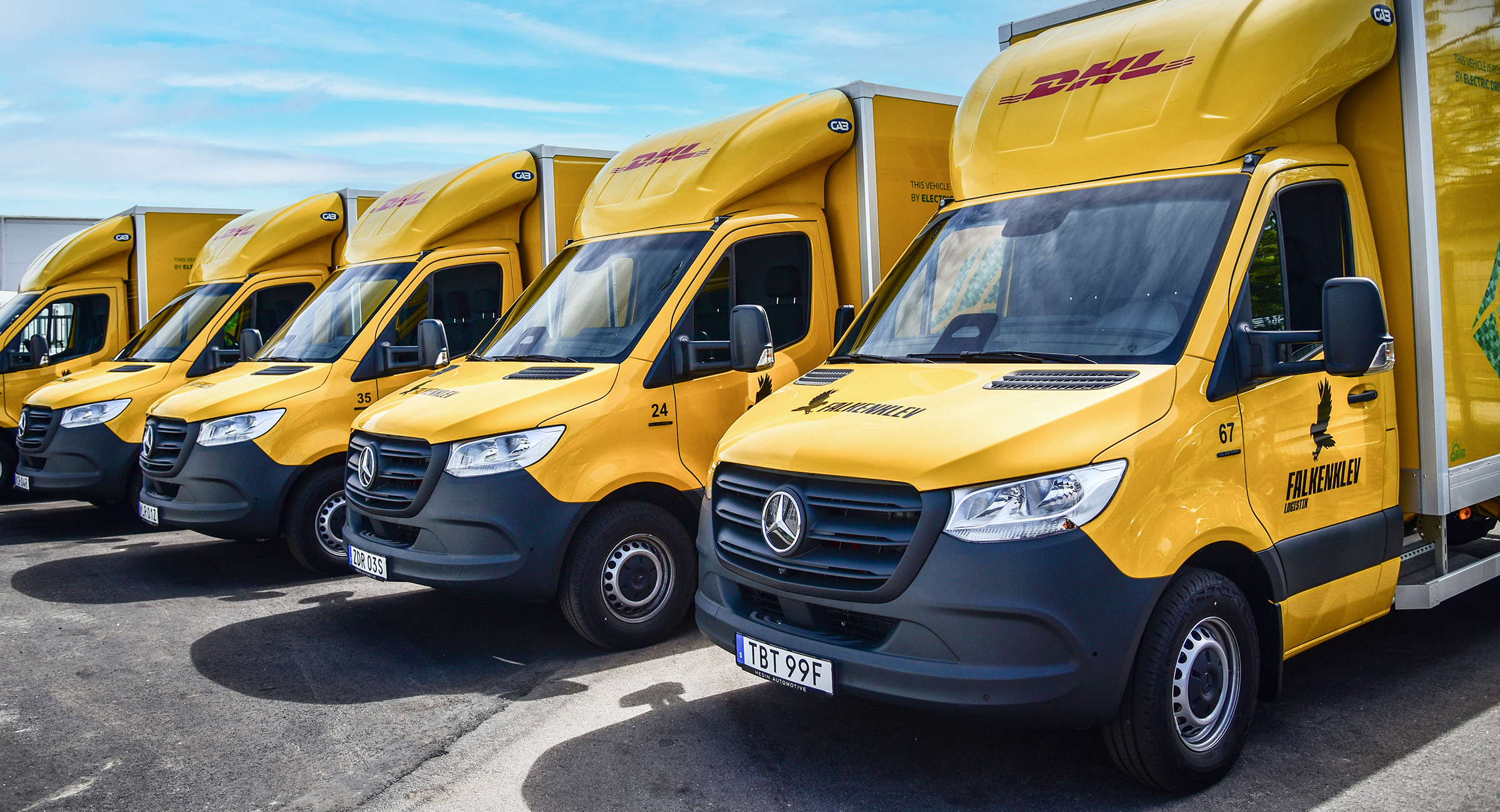 Företag och kunder | Mercedes-Benz Transportbilar Vit eCitan från Hagabergs El står på laddning på parkering