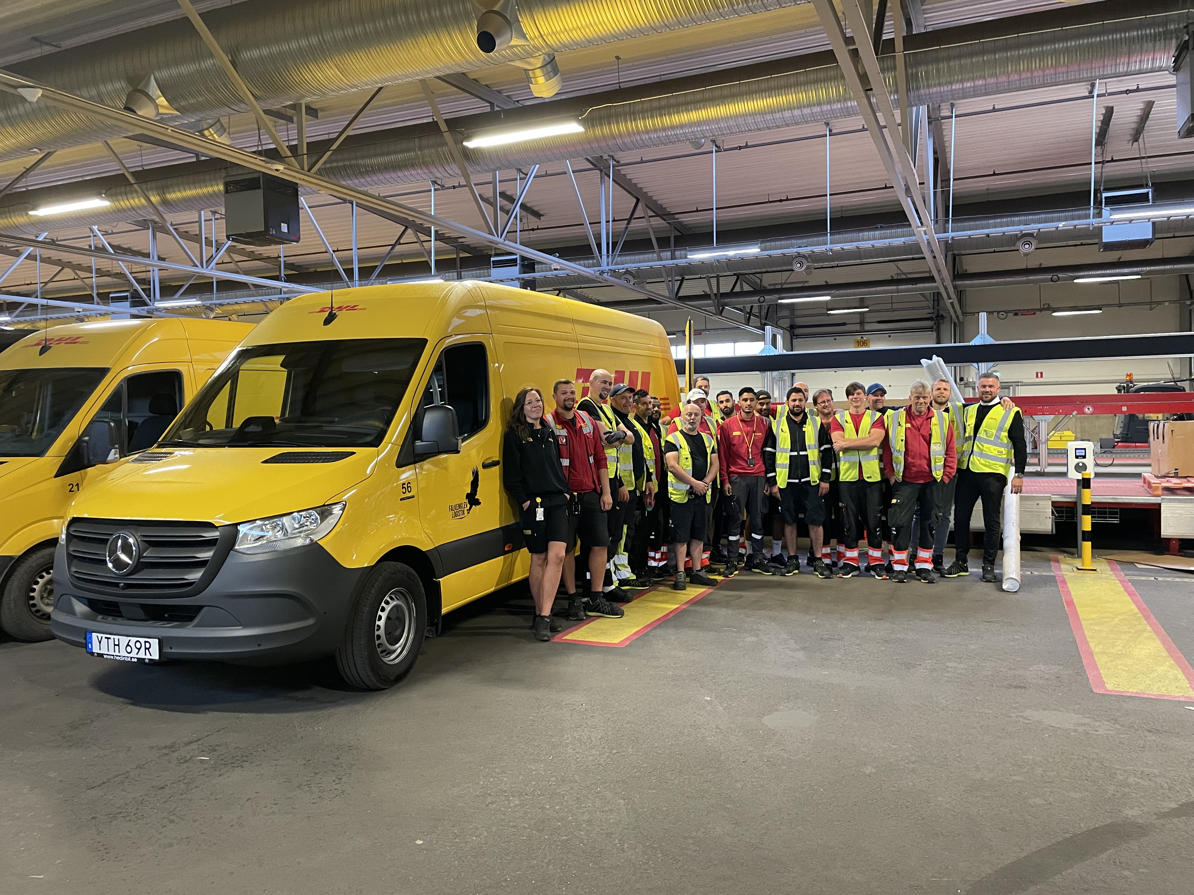 Falkenklev Logistik | Mercedes-Benz Transportbilar Mercedes-Benz eSprinter tillsammans med förare från Falkenklev