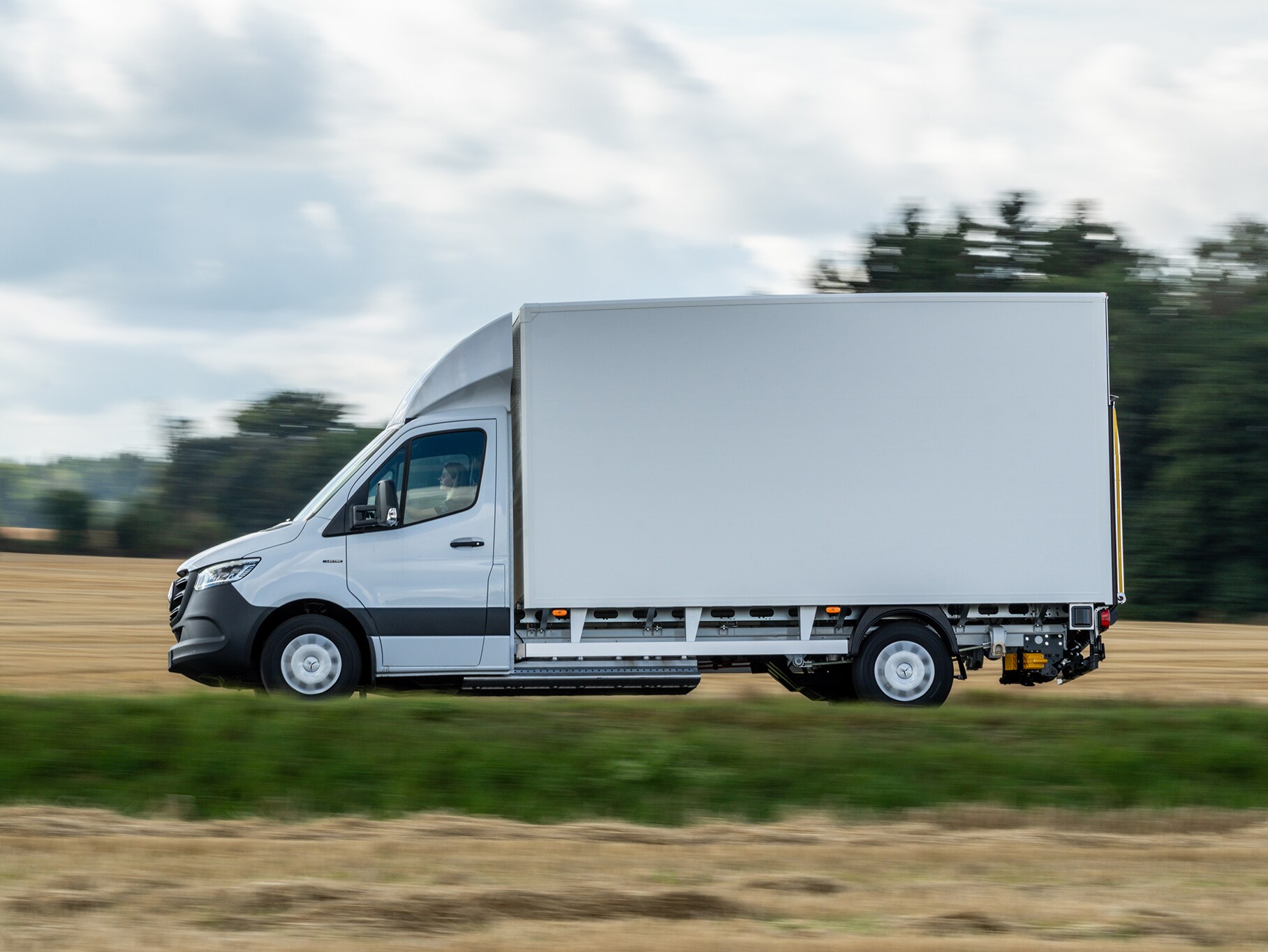 Eldrivna eSprinter från Mercedes-Benz med skåp och bakgavellyft