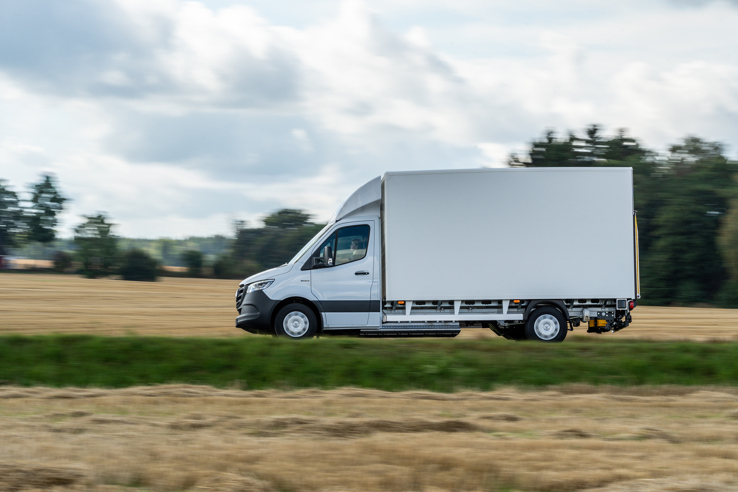 Eldrivna transportbilar | Mercedes-Benz Transportbilar Eldrivna eSprinter från Mercedes-Benz med skåp och bakgavellyft