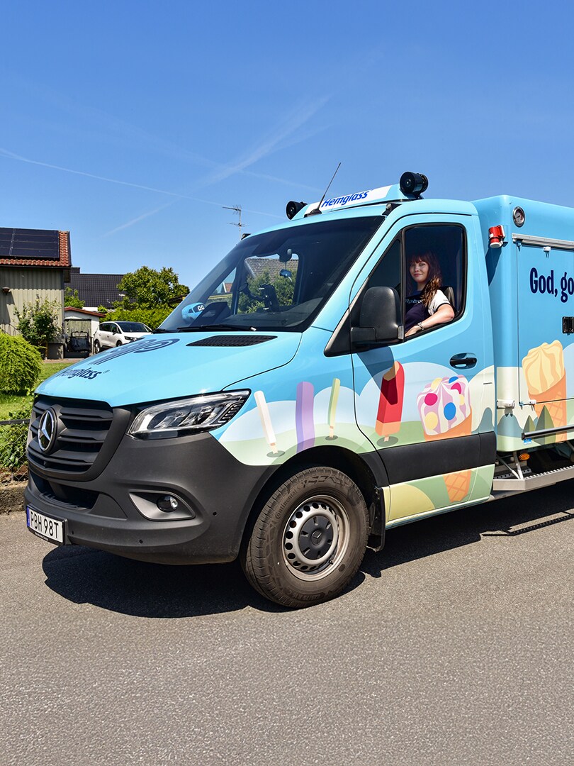 En Mercedes-Benz eSprinter glassbil från Hemglass parkerad i villaområde