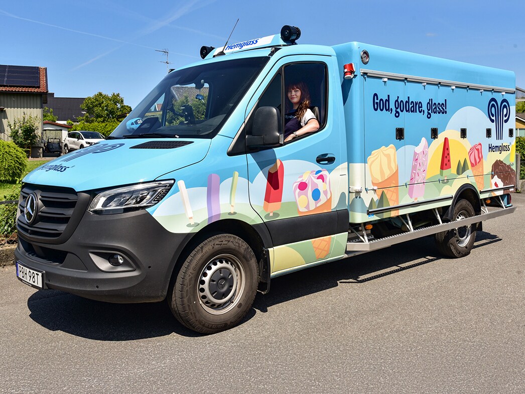 En Mercedes-Benz eSprinter glassbil från Hemglass parkerad i villaområde