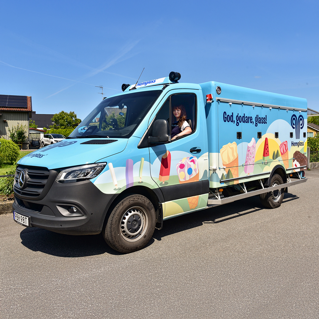 Hemglass | Mercedes-Benz Transportbilar En Mercedes-Benz eSprinter glassbil från Hemglass parkerad i villaområde