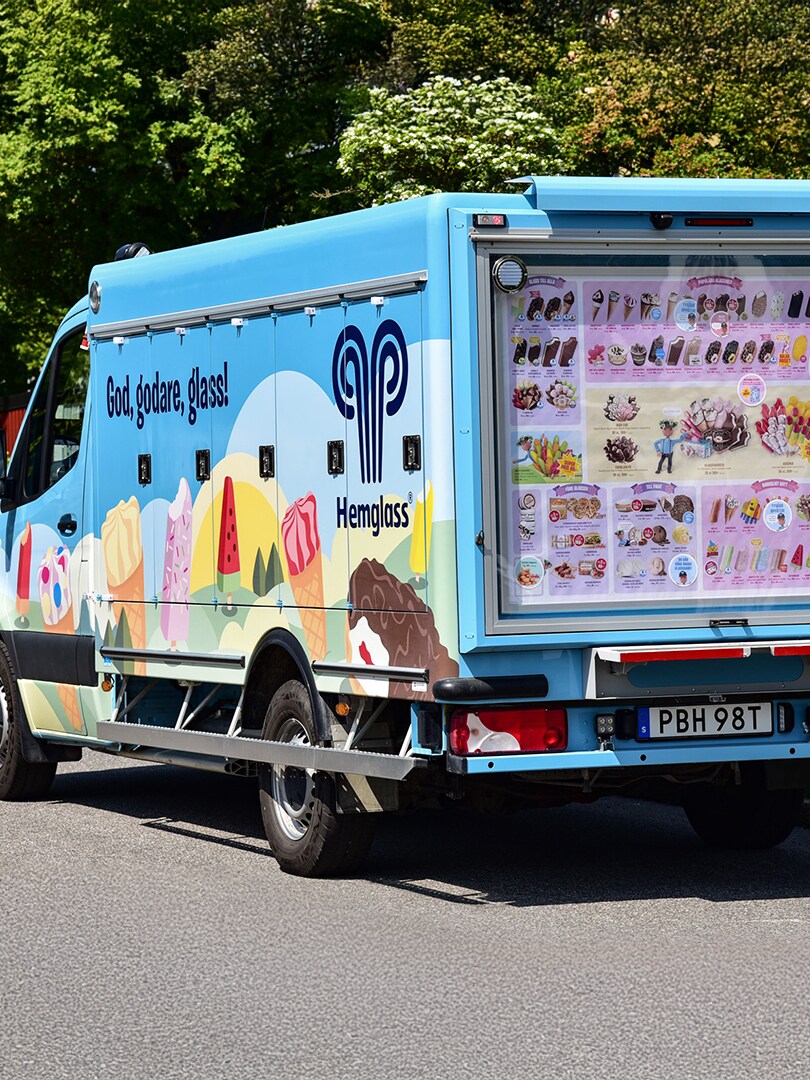 Baksidan på en Mercedes-Benz eSprinter glassbil från hemglass visas