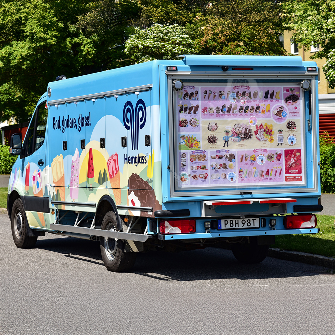 Hemglass | Mercedes-Benz Transportbilar Baksidan på en Mercedes-Benz eSprinter glassbil från hemglass visas