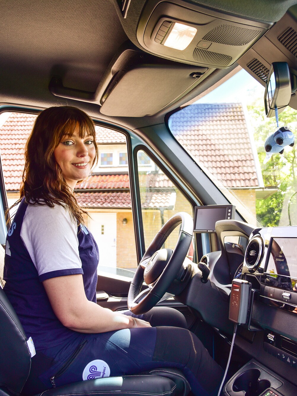 Förare från Hemglass sitter i en Mercedes-Benz eSprinter glassbil