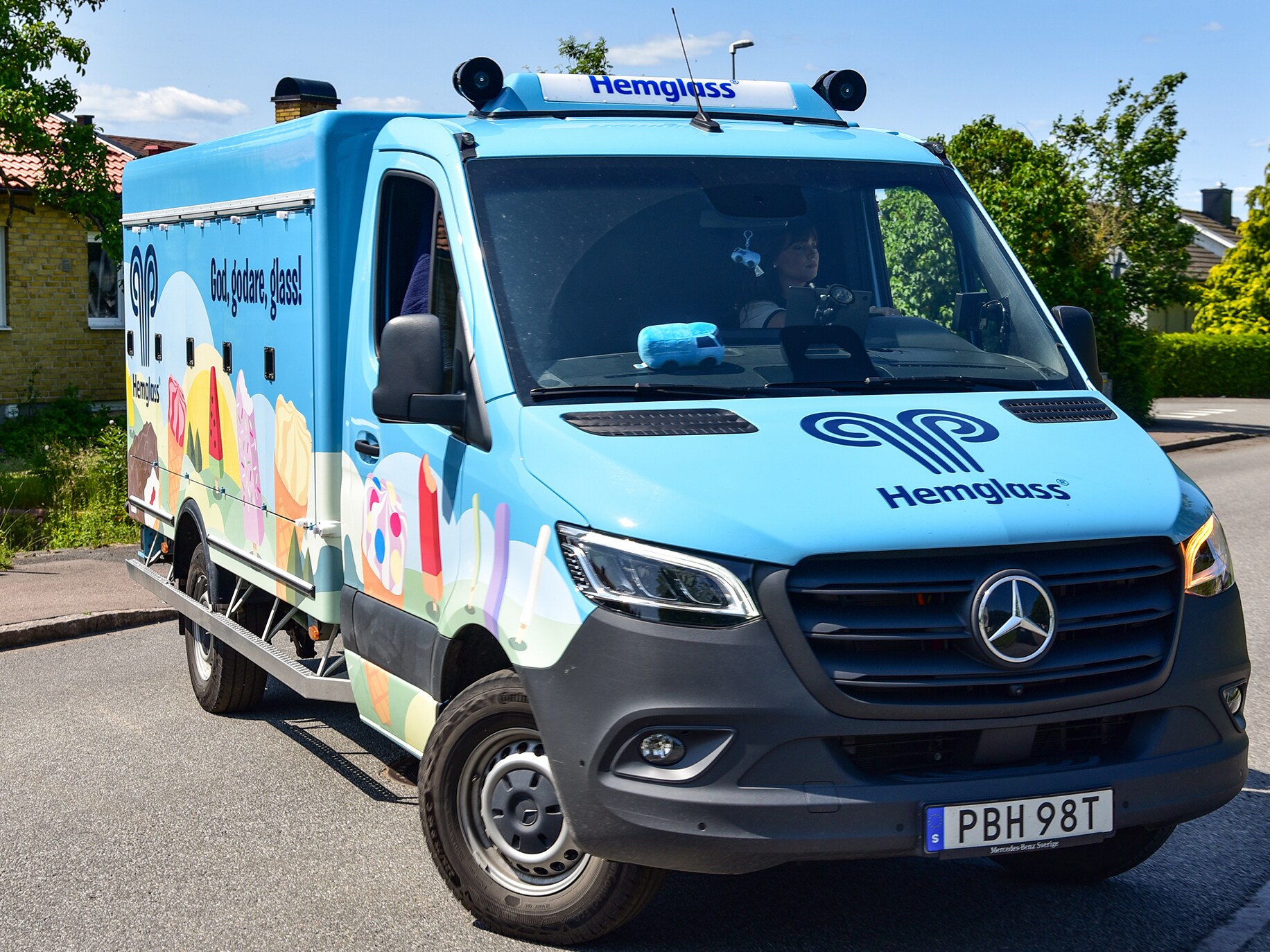 Fronten på en Mercedes-Benz eSprinter glassbil från hemglass visas