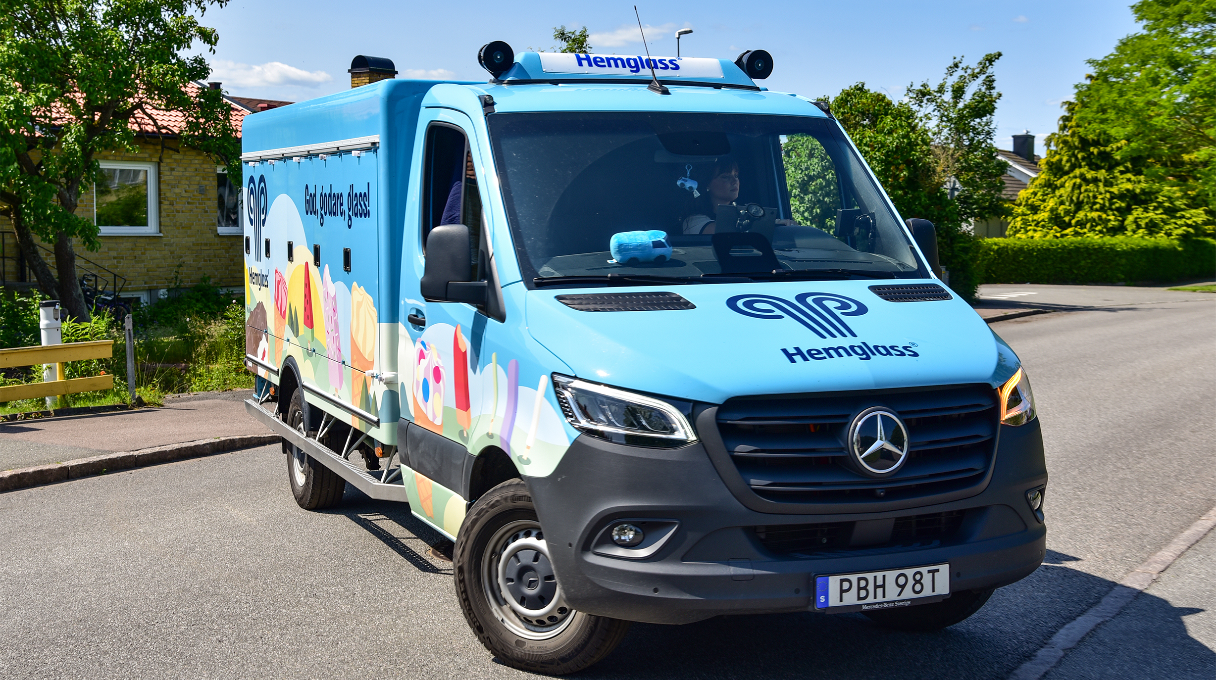 Hemglass | Mercedes-Benz Transportbilar Fronten på en Mercedes-Benz eSprinter glassbil från hemglass visas