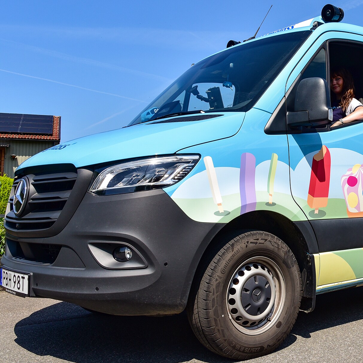 En Mercedes-Benz eSprinter glassbil från Hemglass parkerad i villaområde