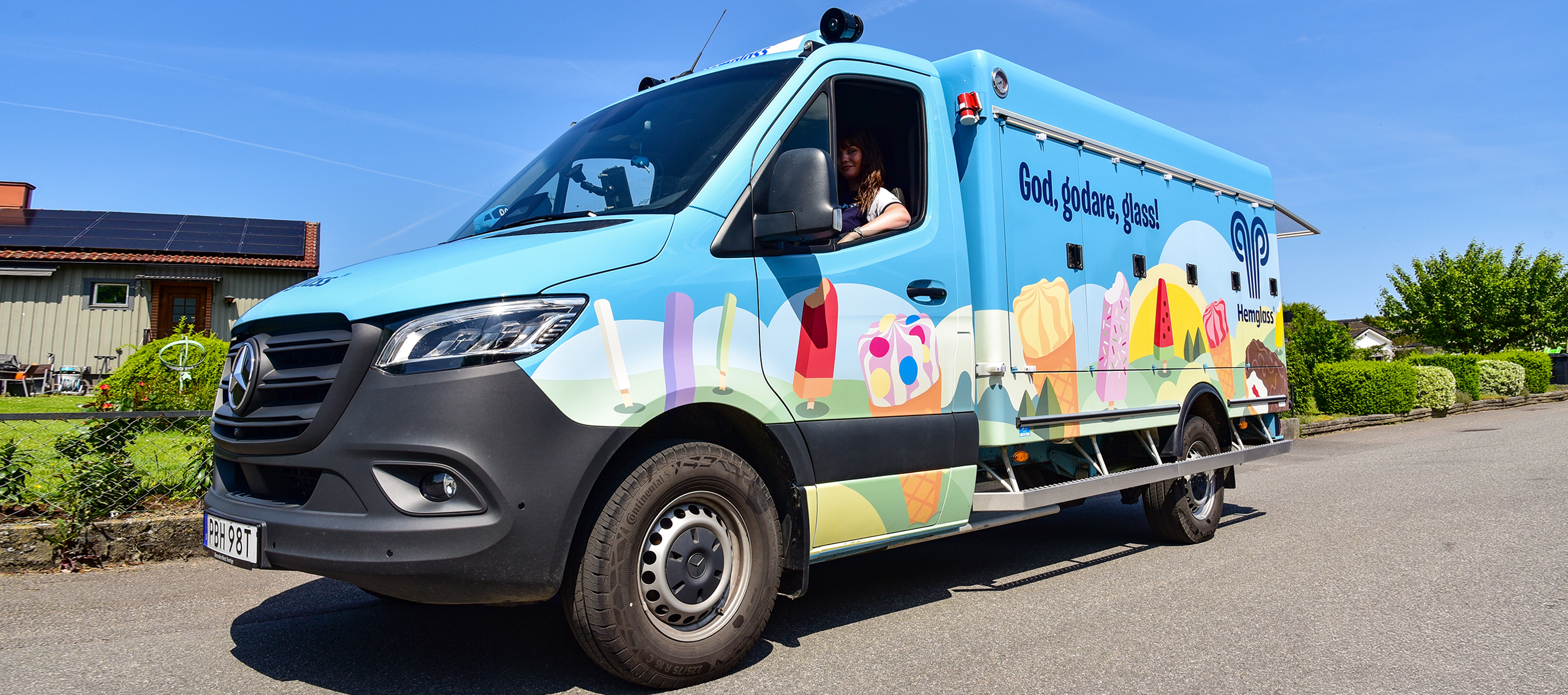 Hemglass | Mercedes-Benz Transportbilar En Mercedes-Benz eSprinter glassbil från Hemglass parkerad i villaområde