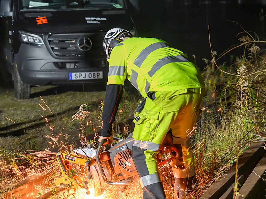 Mercedes-Benz eSprinter sedd framifrån och anställd från Infrakraft