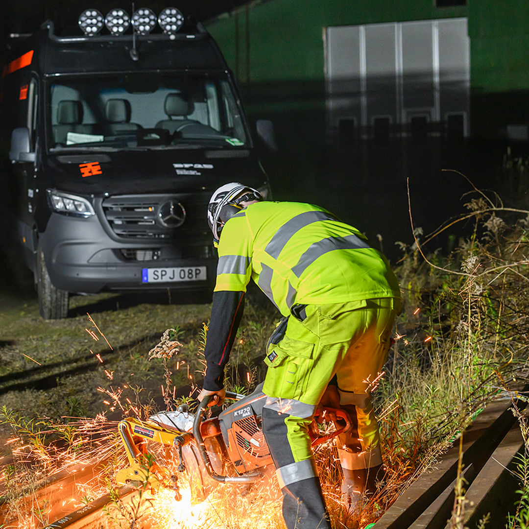 Infrakraft | Mercedes-Benz Transportbilar Mercedes-Benz eSprinter sedd framifrån och anställd från Infrakraft