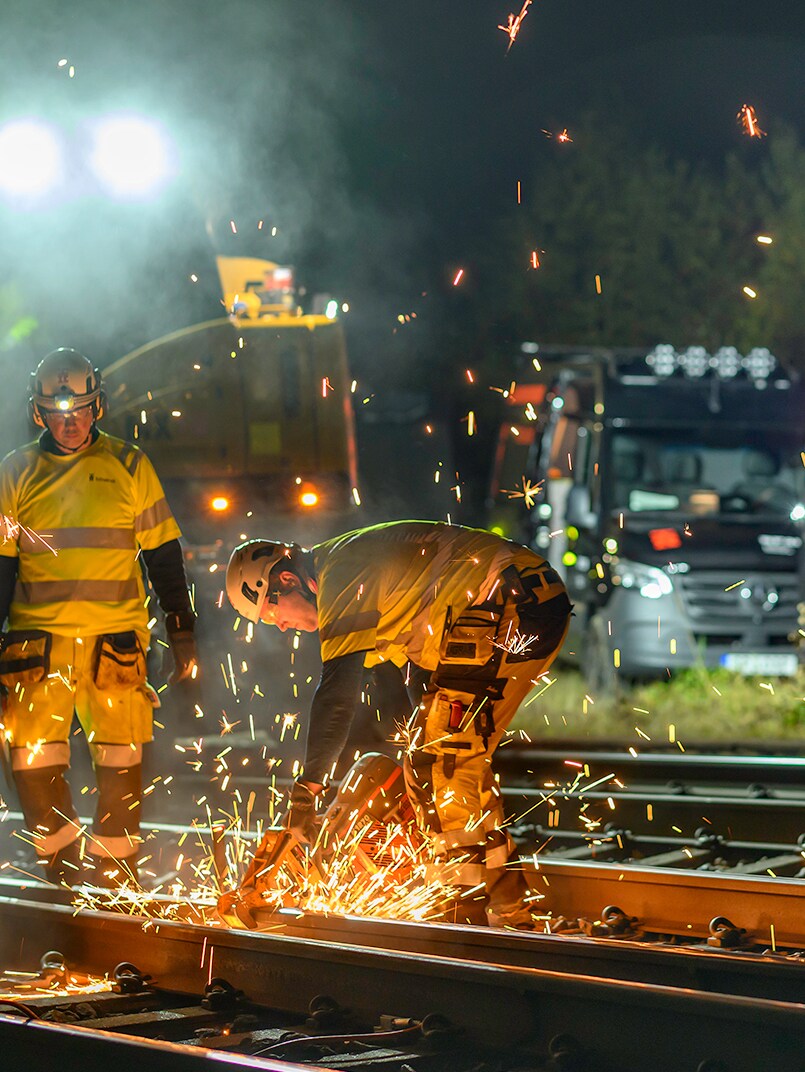 Anställda från Infrakraft framför en Mercedes-Benz eSprinter