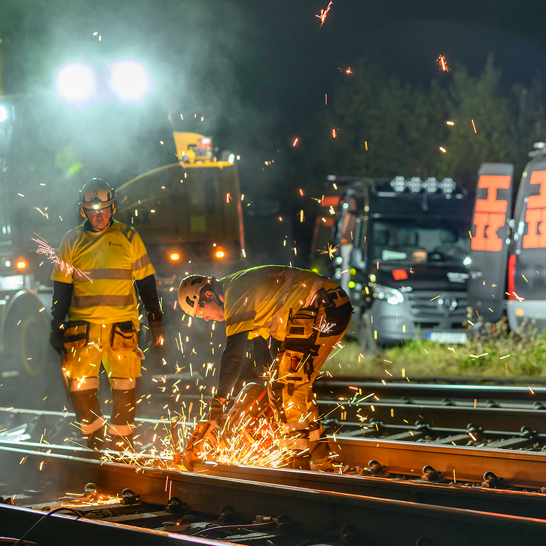 Infrakraft | Företag och kunder | Mercedes-Benz Transportbilar Anställda från Infrakraft framför en Mercedes-Benz eSprinter