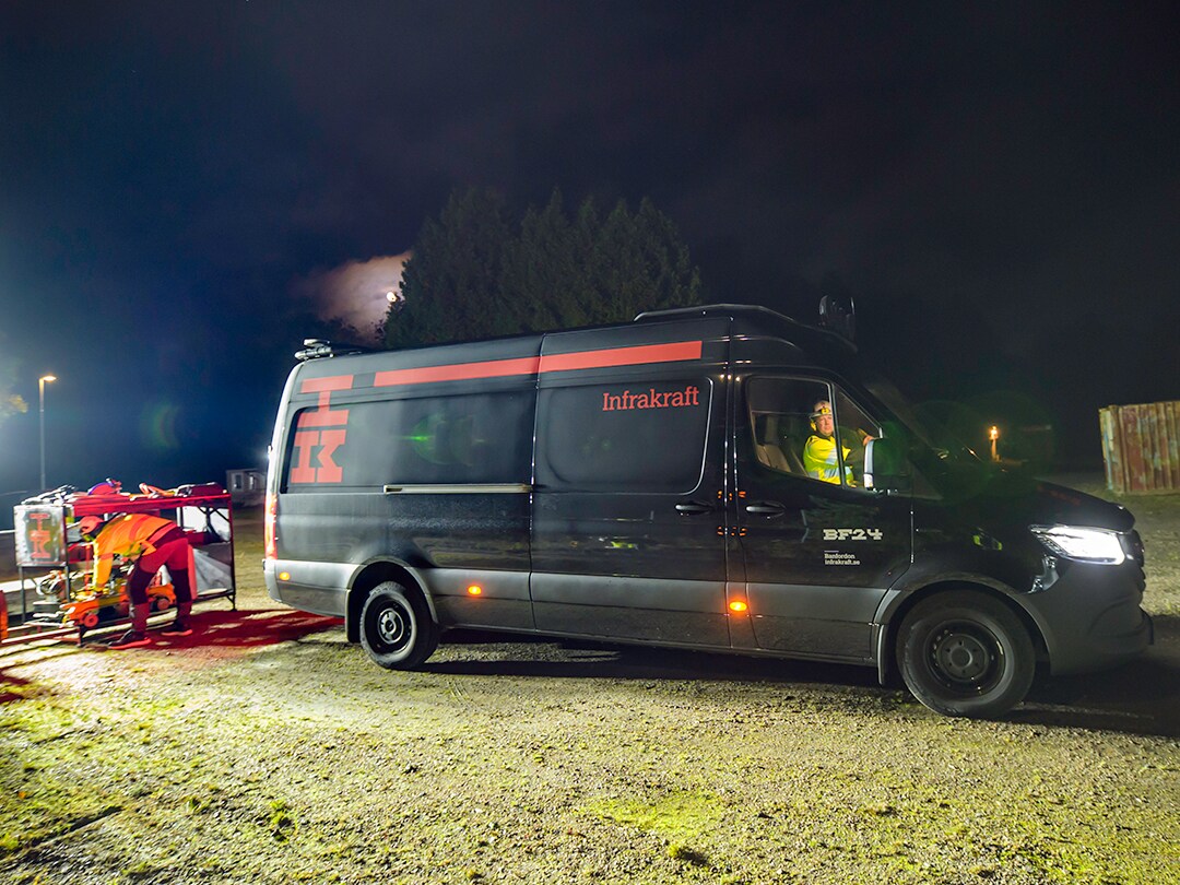 Mercedes-Benz eSprinter i mörkret och anställd från Infrakraft