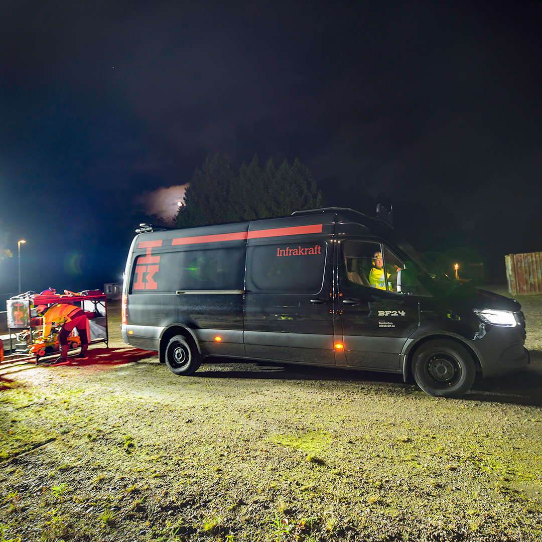 Infrakraft | Mercedes-Benz Transportbilar Mercedes-Benz eSprinter i mörkret och anställd från Infrakraft