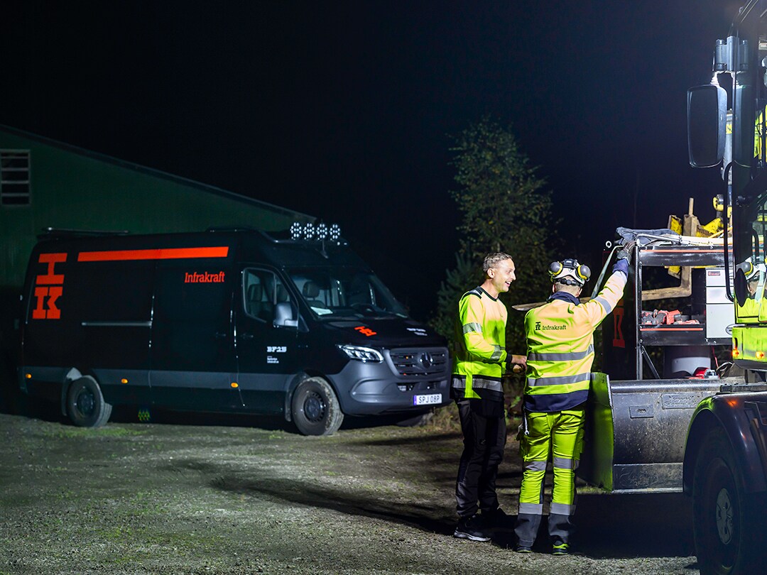 Mercedes-Benz eSprinter sedd från sidan och anställd från Infrakraft
