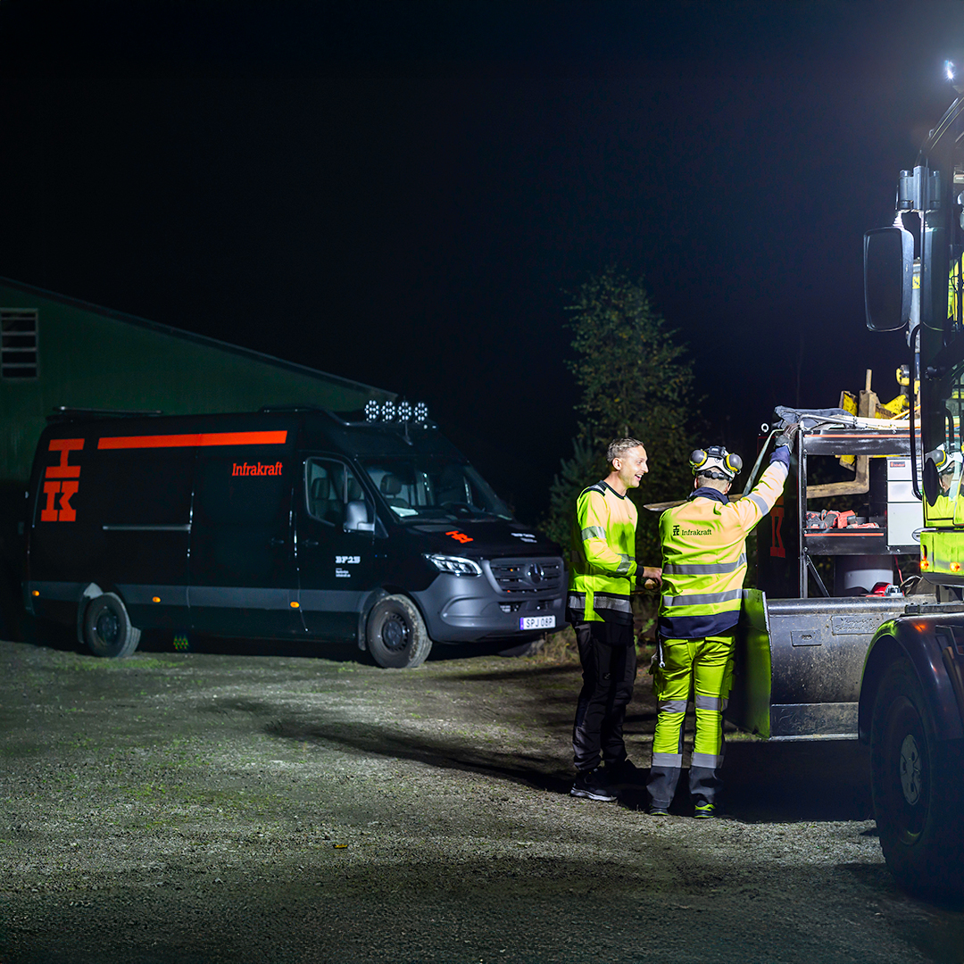 Infrakraft | Mercedes-Benz Transportbilar Mercedes-Benz eSprinter sedd från sidan och anställd från Infrakraft
