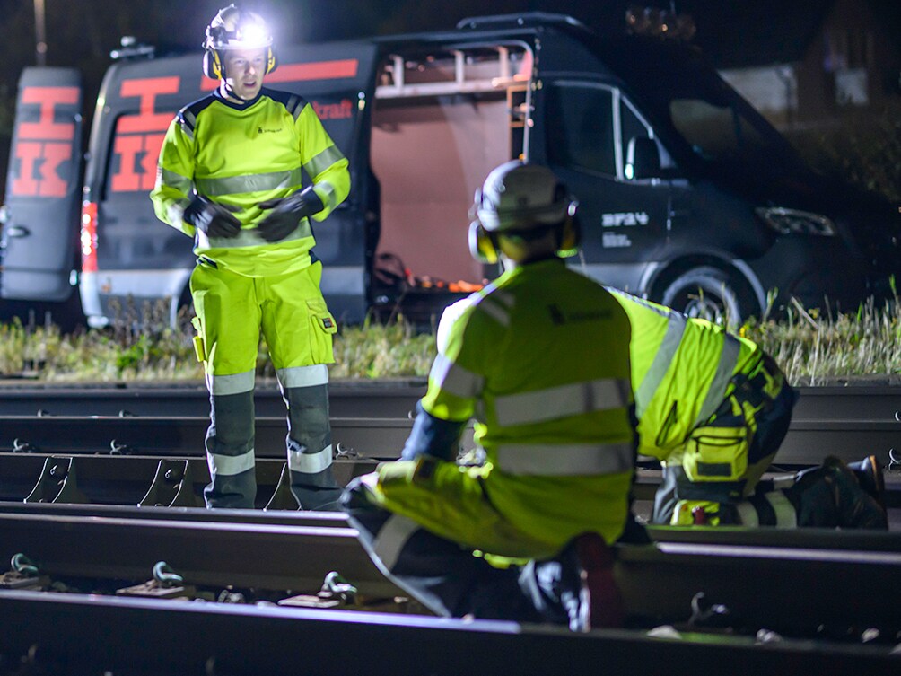 Mercedes-Benz eSprinter i mörkret och anställd från Infrakraft