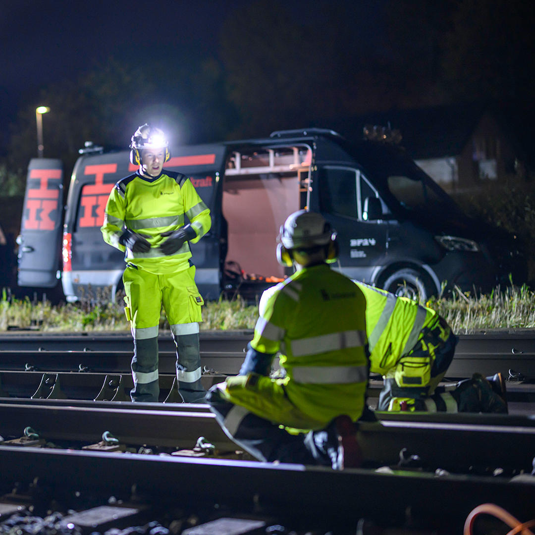 Infrakraft | Mercedes-Benz Transportbilar Mercedes-Benz eSprinter i mörkret och anställd från Infrakraft