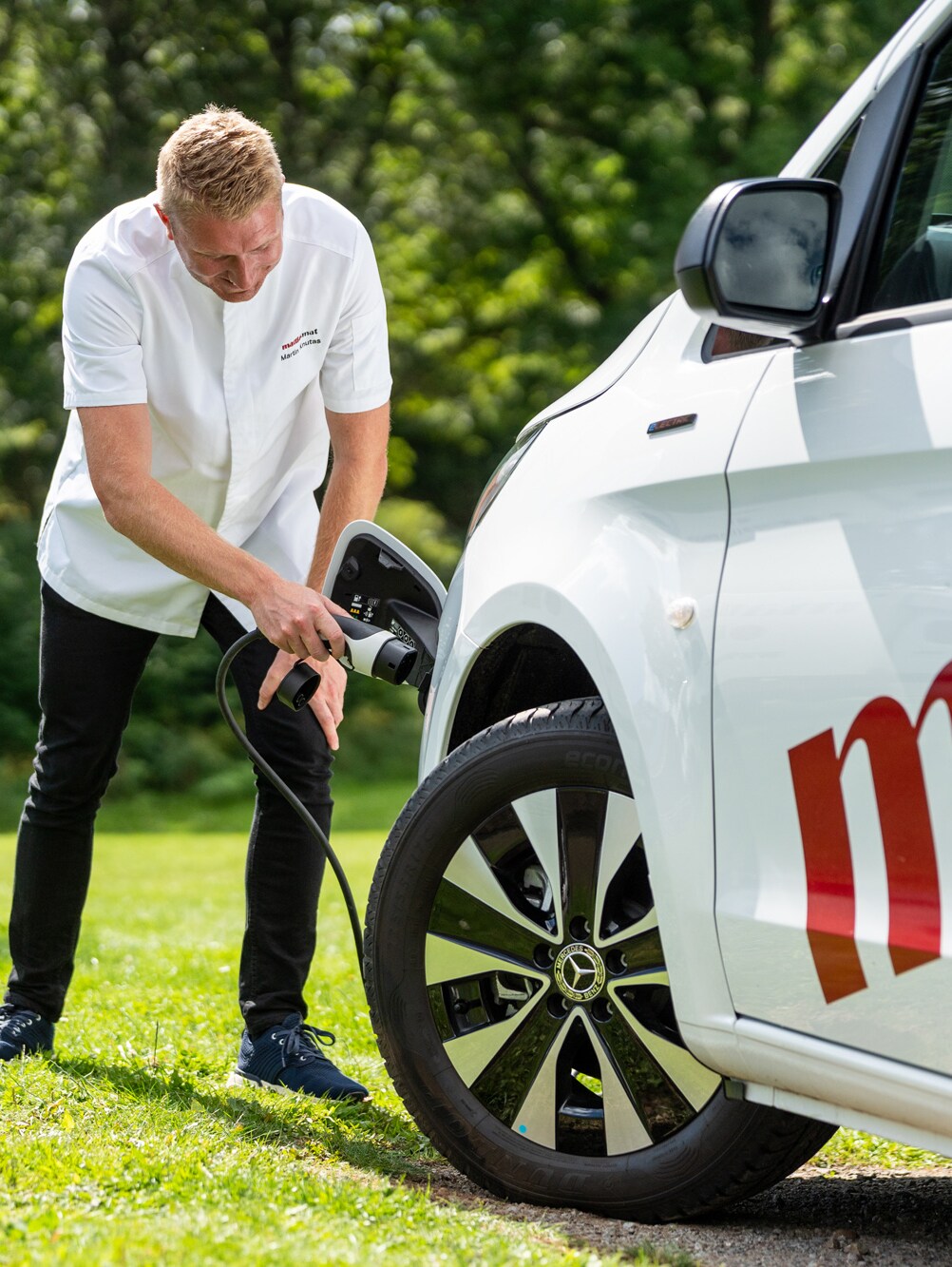 En Mercedes-Benz eVito laddas av Mattias Mat