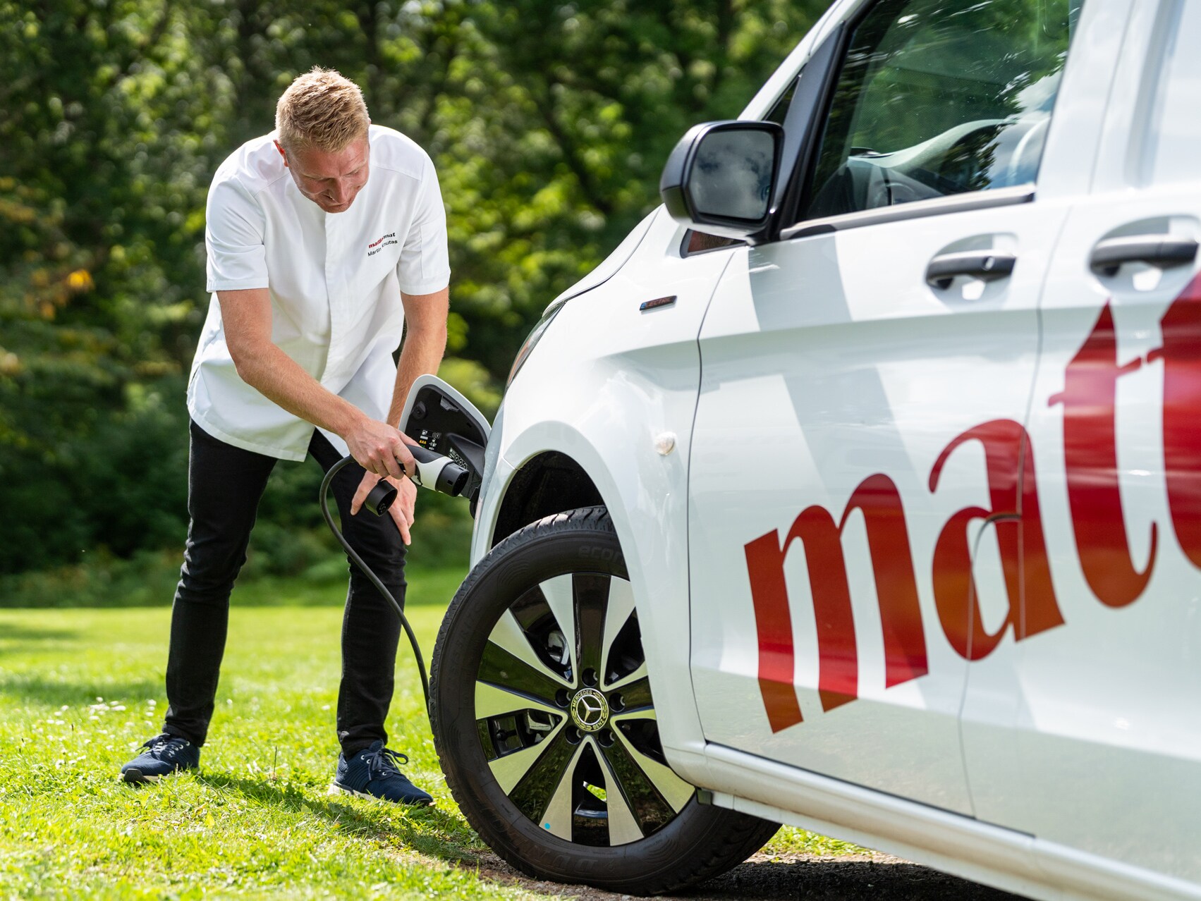 En Mercedes-Benz eVito laddas av Mattias Mat