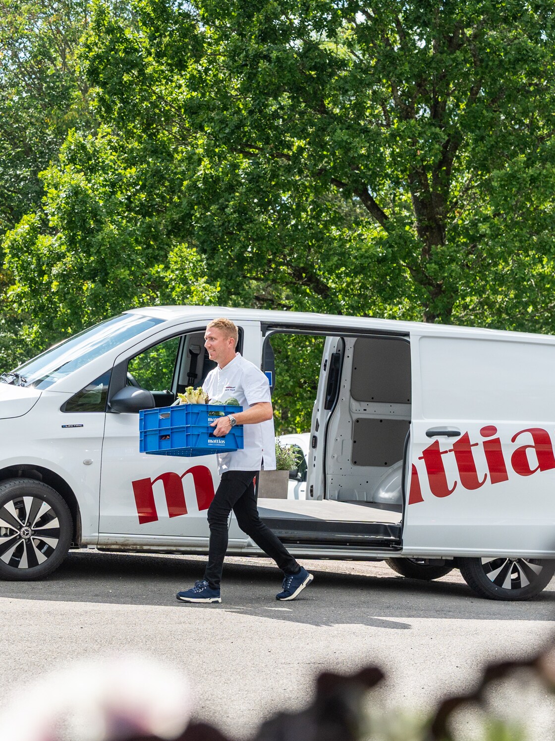 Mercedes-Benz eVito från Mattias Mat står parkerad utanför restaurang