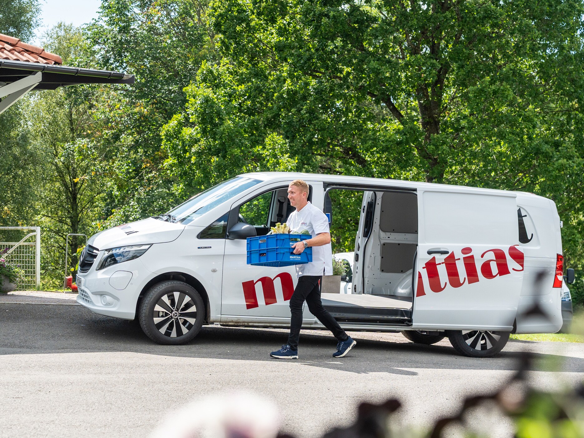 Mercedes-Benz eVito från Mattias Mat står parkerad utanför restaurang