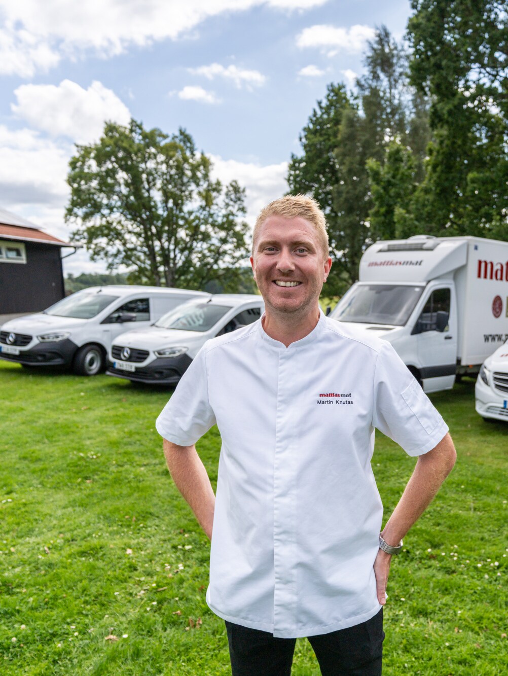Person från Mattias Mat står framför flera Mercedes-Benz parkerade på gräsmatta