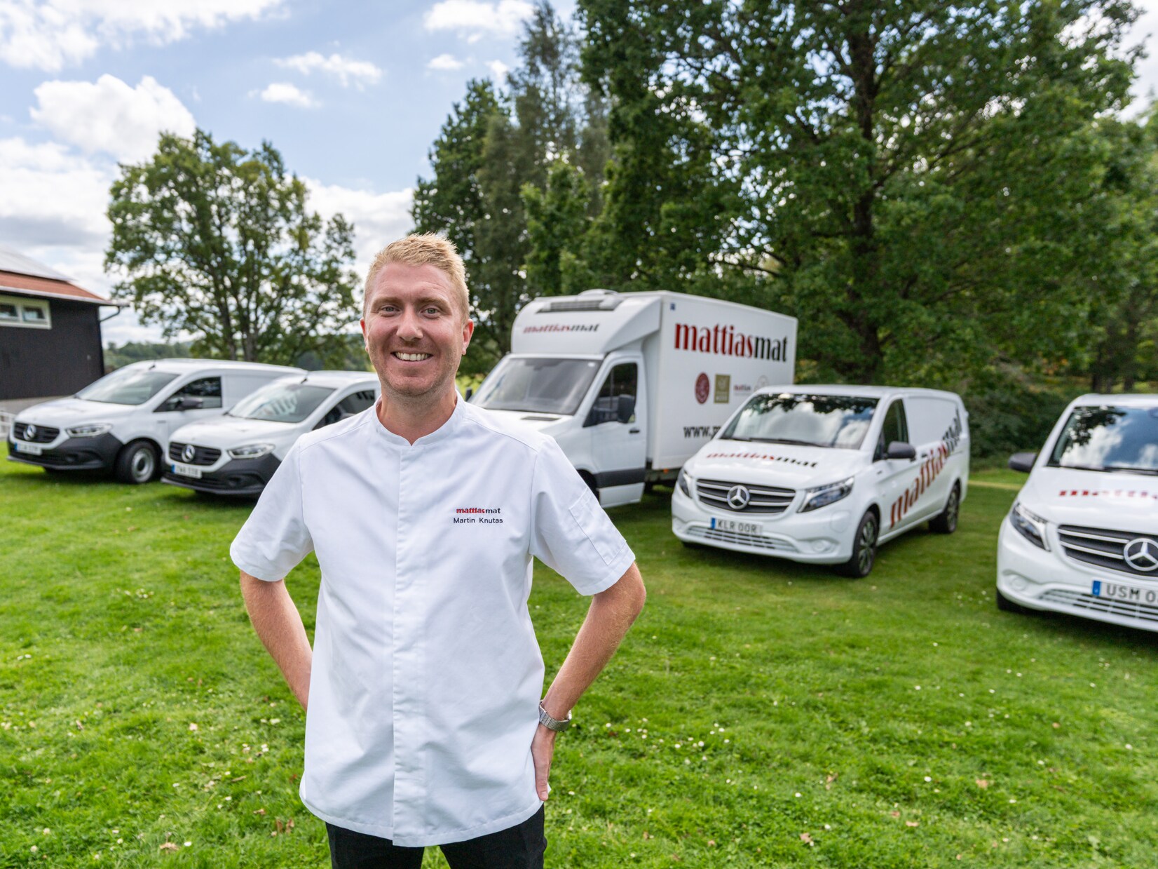 Person från Mattias Mat står framför flera Mercedes-Benz parkerade på gräsmatta