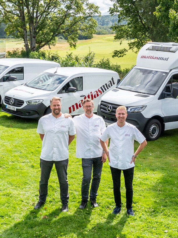 Personal från Mattias Mat framför Mercedes-Benz elektriska transportbilar