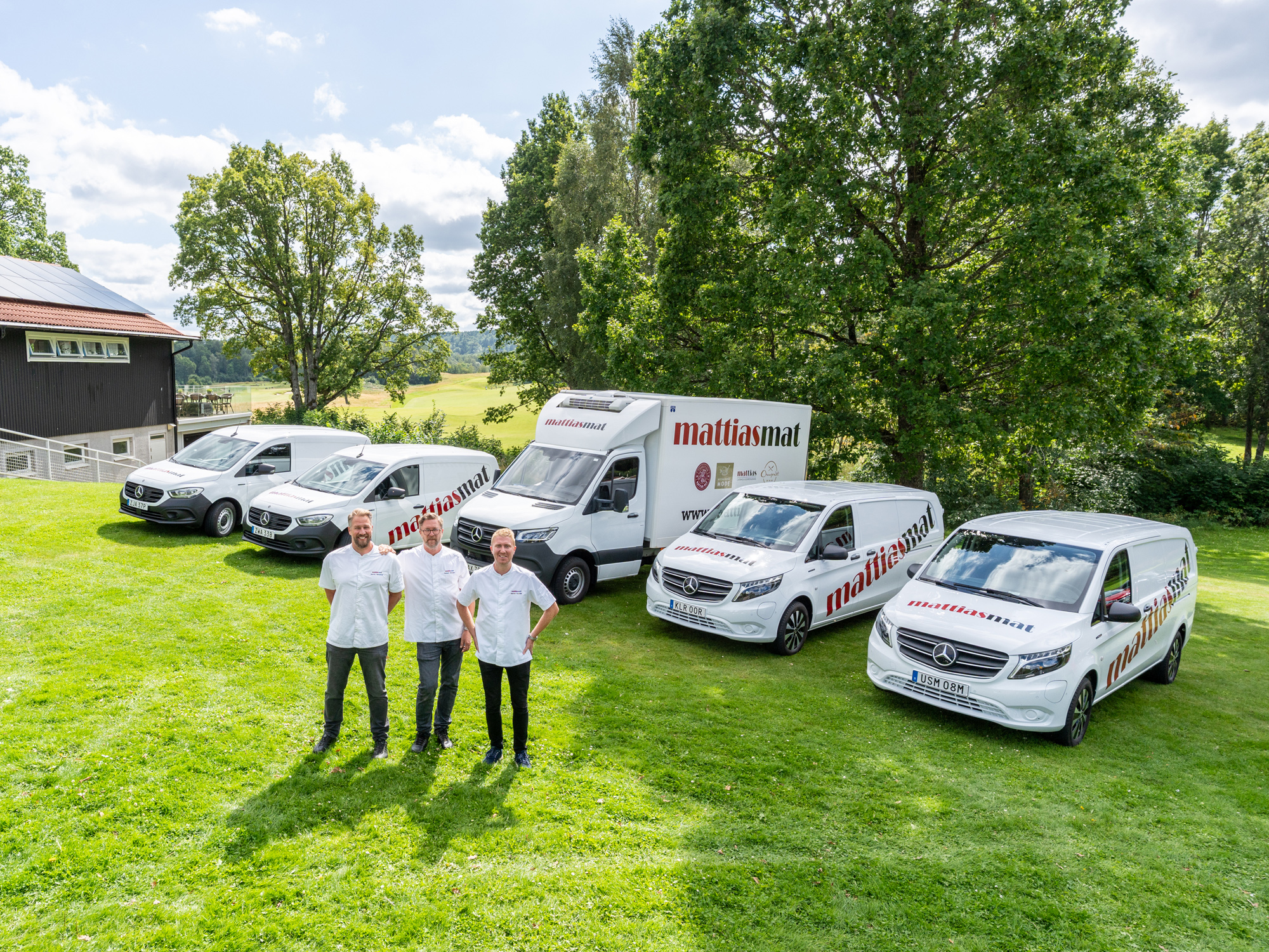 Mattias Mat | Företag och kunder | Mercedes-Benz Transportbilar Personal från Mattias Mat framför Mercedes-Benz elektriska transportbilar